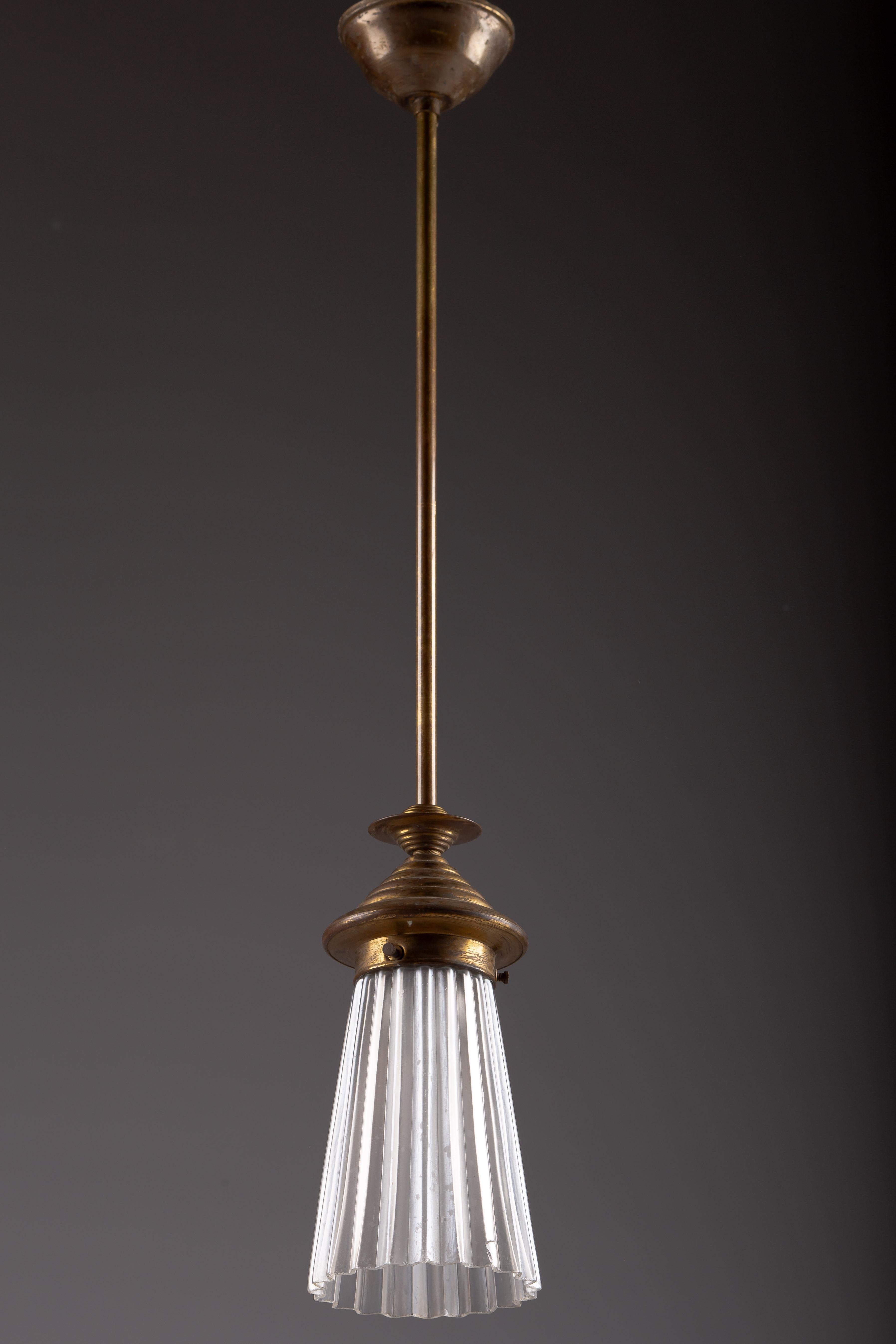 Aggiungi un tocco di eleganza alla tua casa con la bellissima lampada da soffitto in vetro Art Deco di Nordisten. Il vetro smerigliato sembra perlato e crea un'atmosfera morbida e luminosa che trasforma qualsiasi stanza in uno spazio sofisticato.