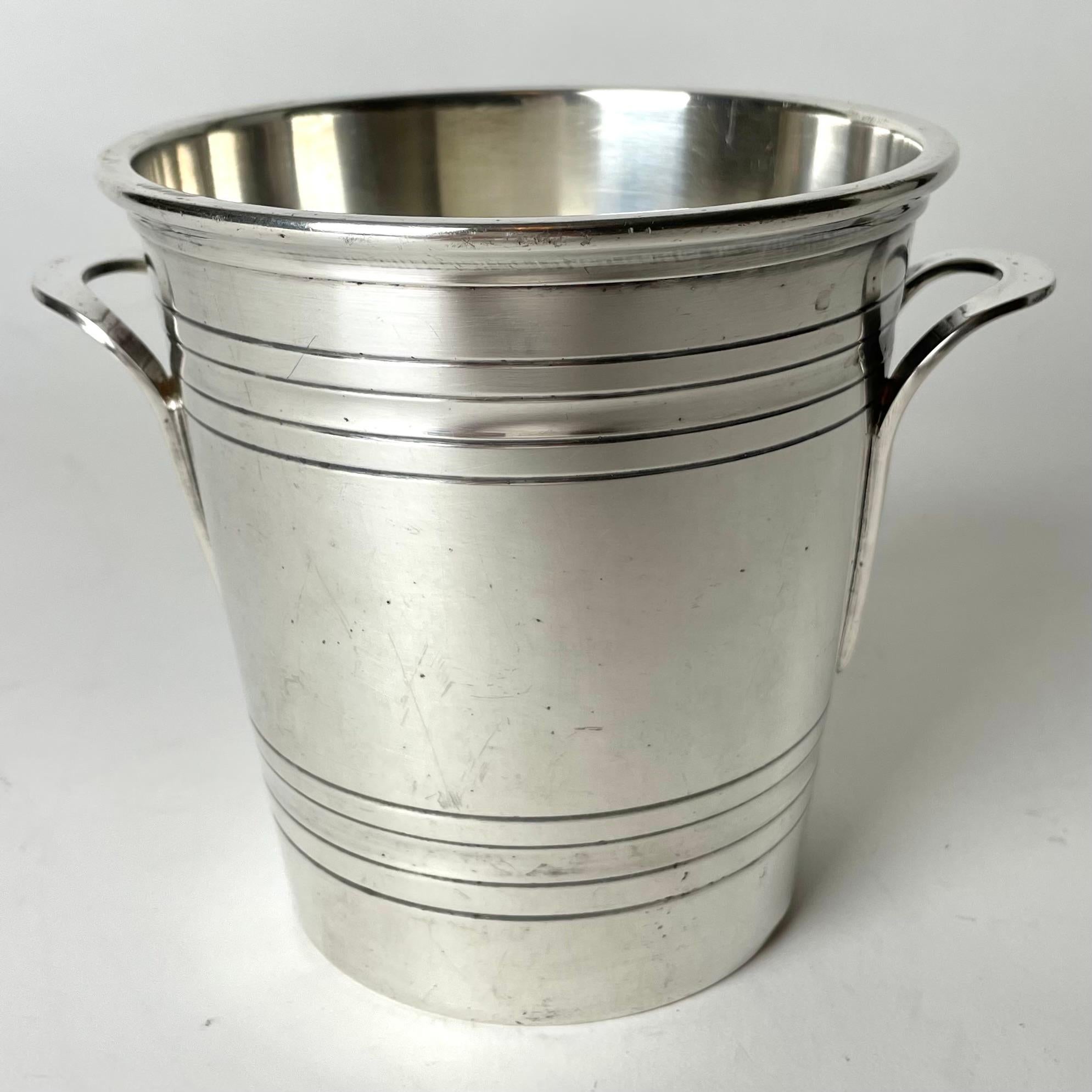 
A Beautiful silver plated Ice Bucket in Art Deco from the 1920s-1930s by Saint Médard

Wear consistent with age and use.