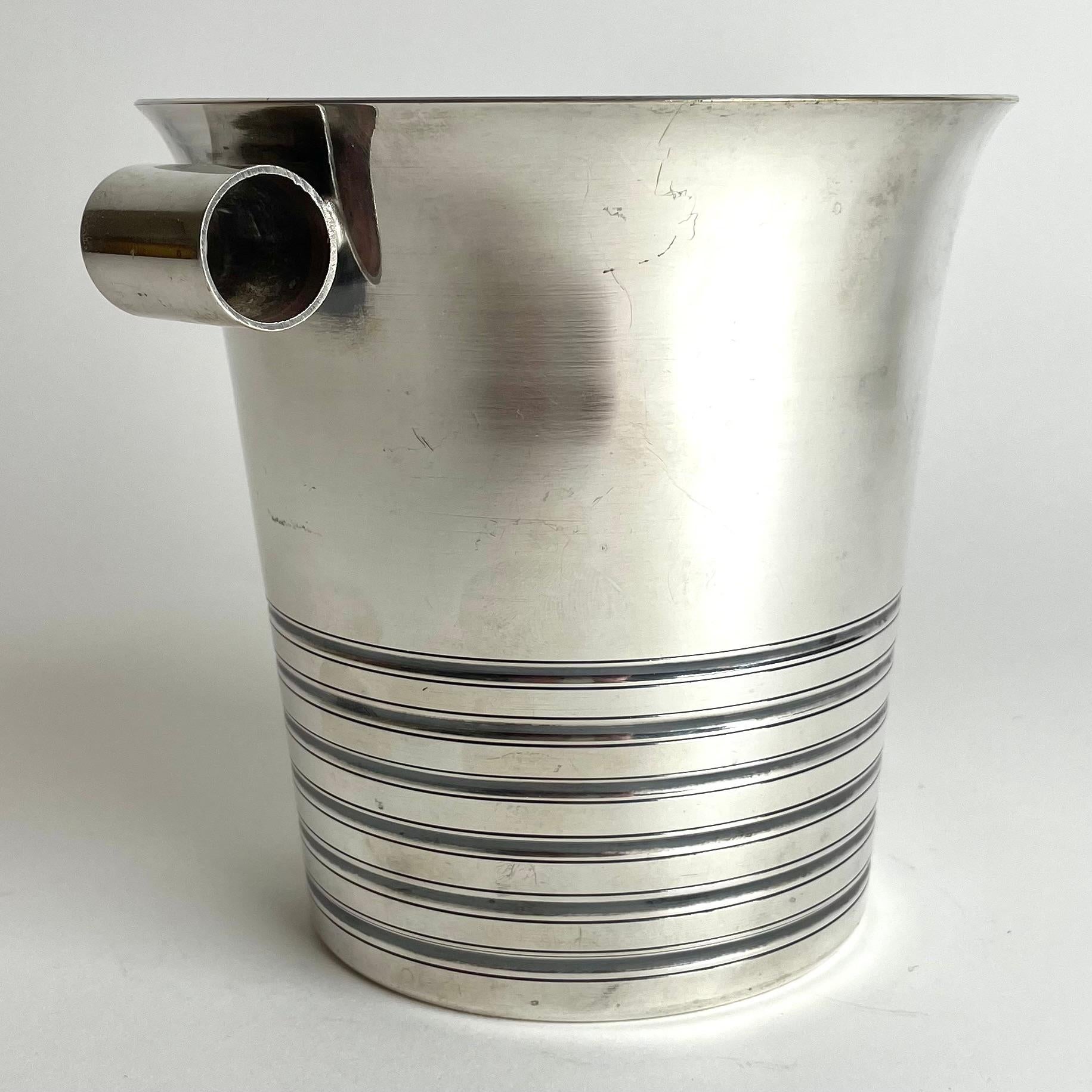 A beautiful silver plated Ice Bucket in Art Deco. Made in France during the the 1920s. Very period design with stripes and decorative handles. 

Wear consistent with age and use.