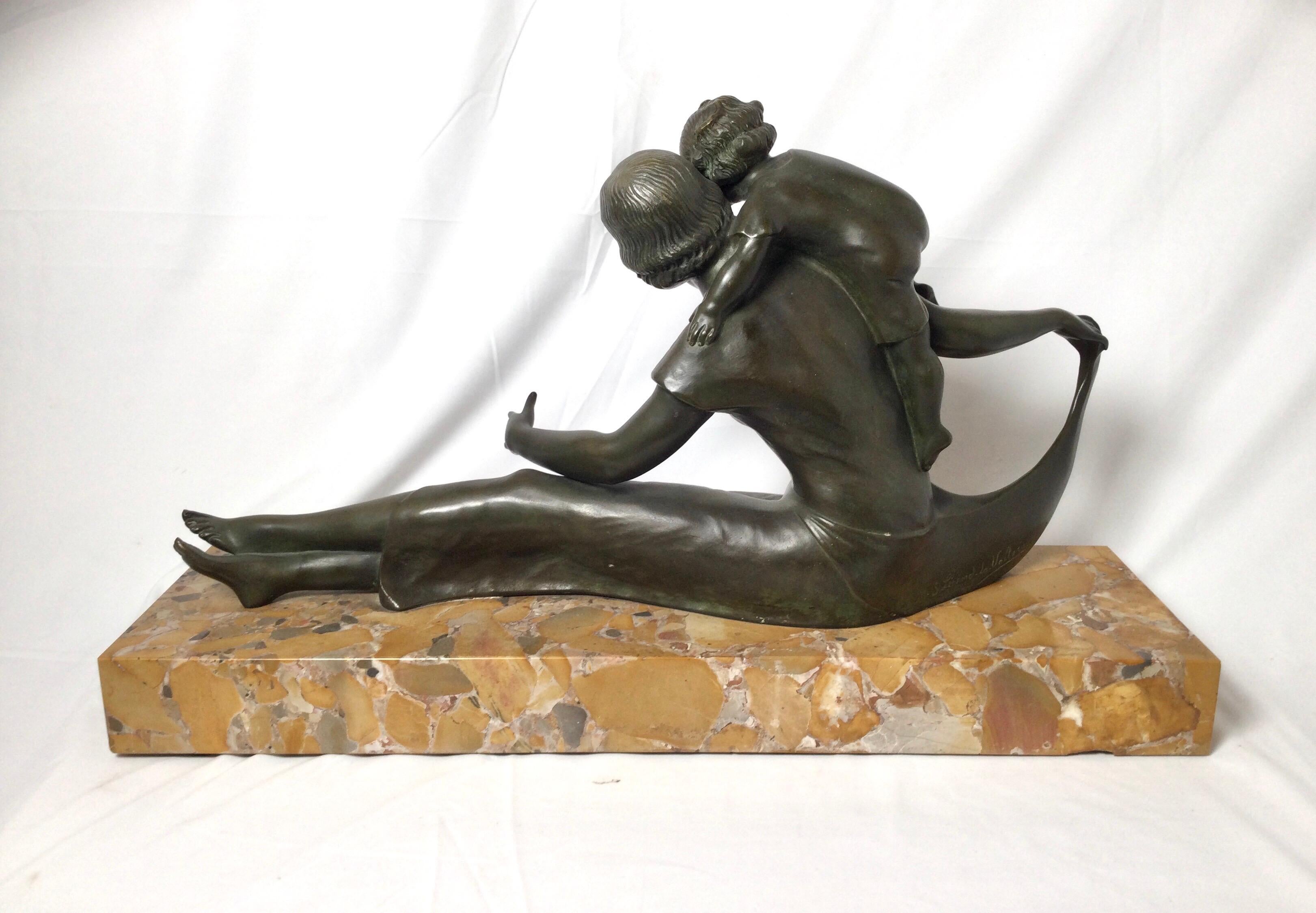 Beautiful Art Deco Patinated Bronze, Mother and Child, 1920s 1
