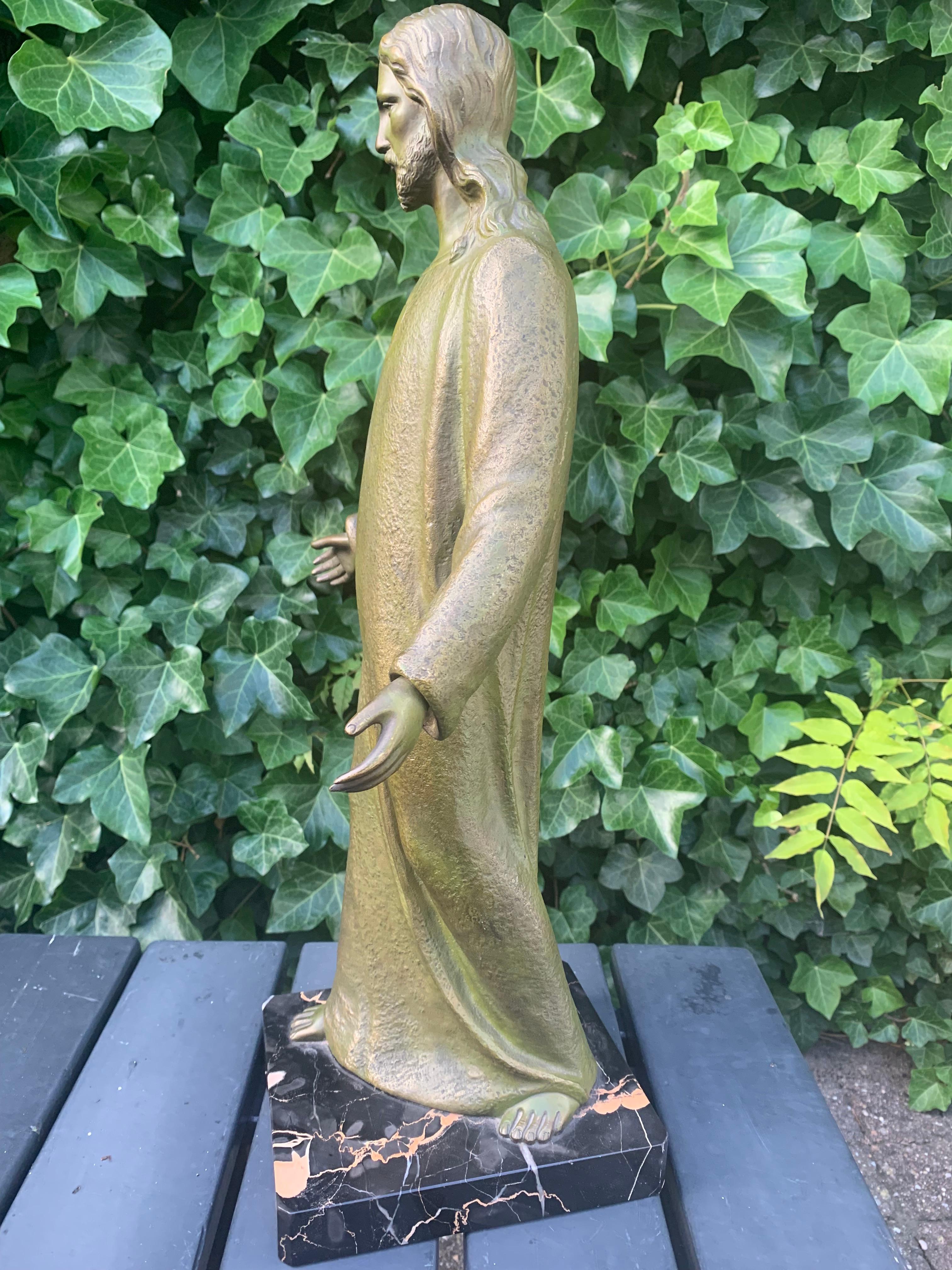 Große und wunderbare antike Bronze-Skulptur des Heiligen Herzens Christi auf Marmorsockel (Patiniert) im Angebot