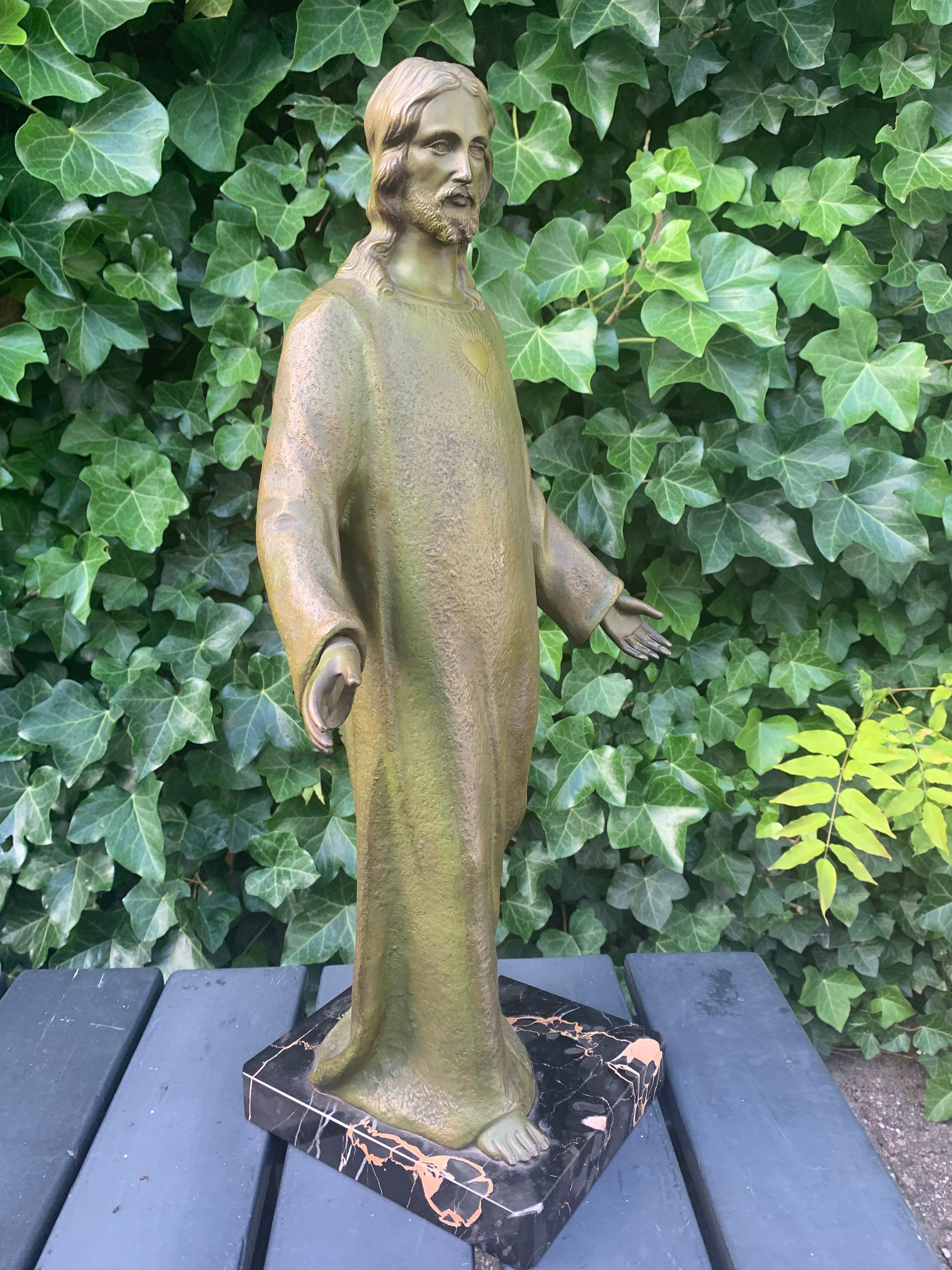 Große und wunderbare antike Bronze-Skulptur des Heiligen Herzens Christi auf Marmorsockel (20. Jahrhundert) im Angebot