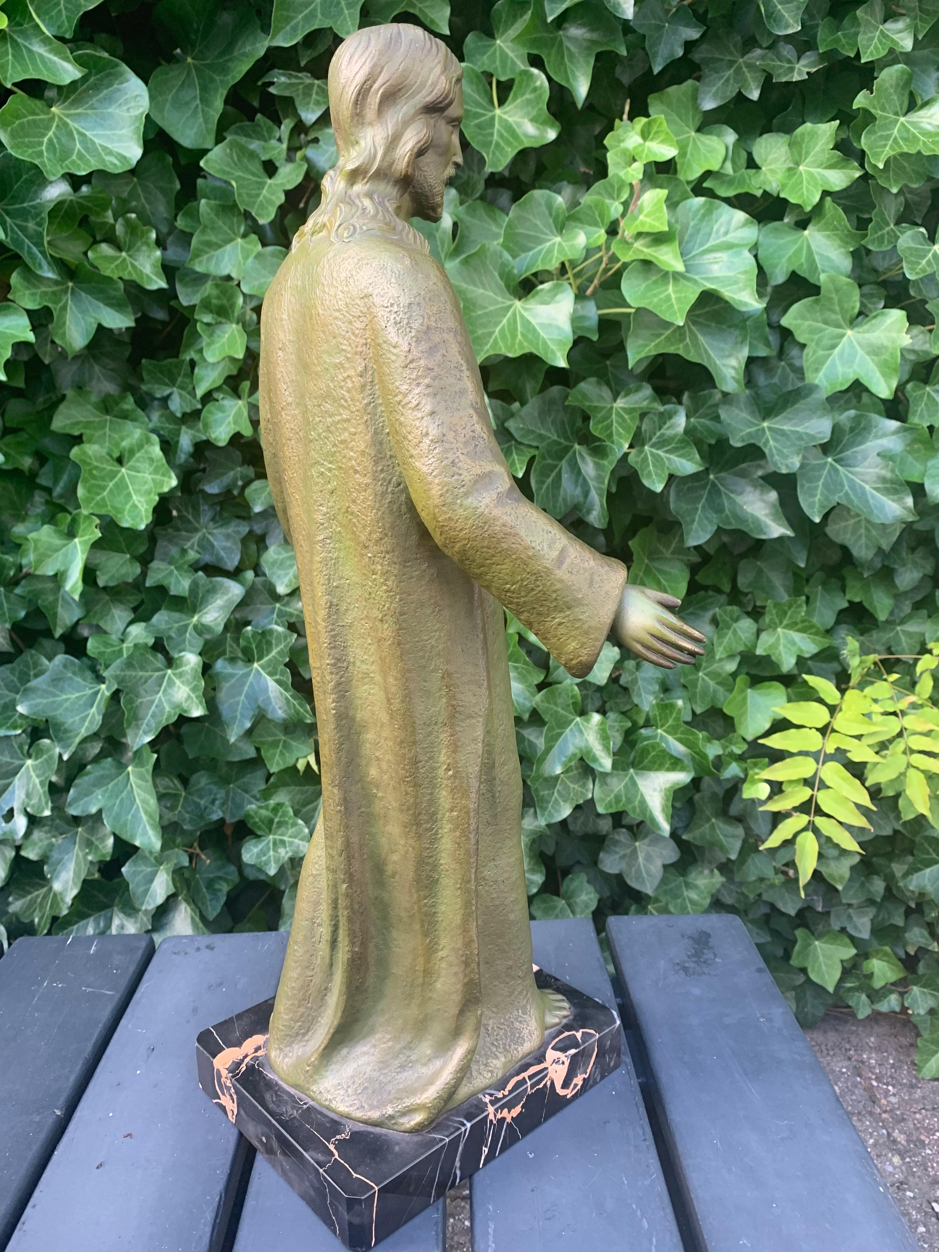 Große und wunderbare antike Bronze-Skulptur des Heiligen Herzens Christi auf Marmorsockel im Angebot 1