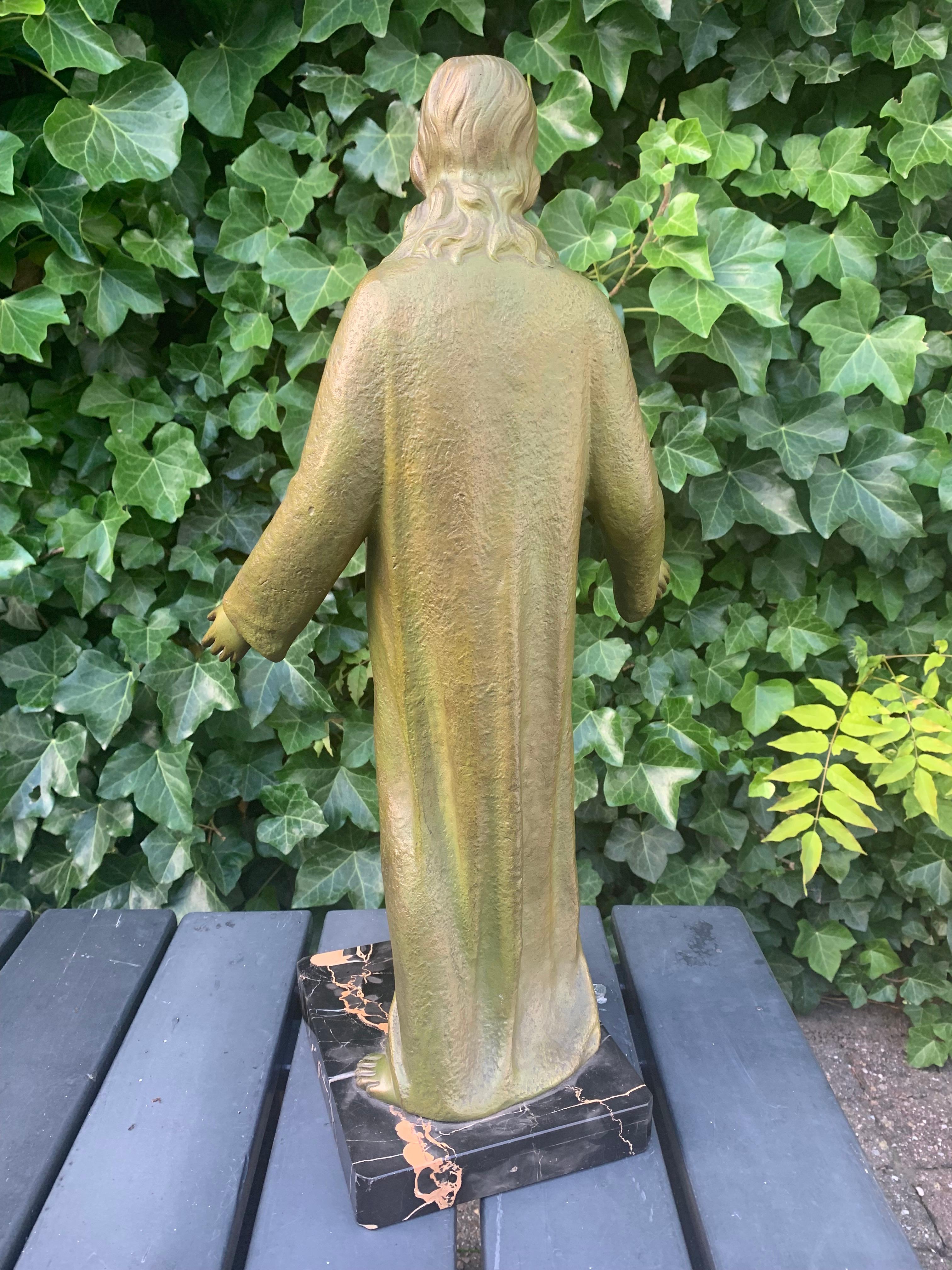 Große und wunderbare antike Bronze-Skulptur des Heiligen Herzens Christi auf Marmorsockel im Angebot 6