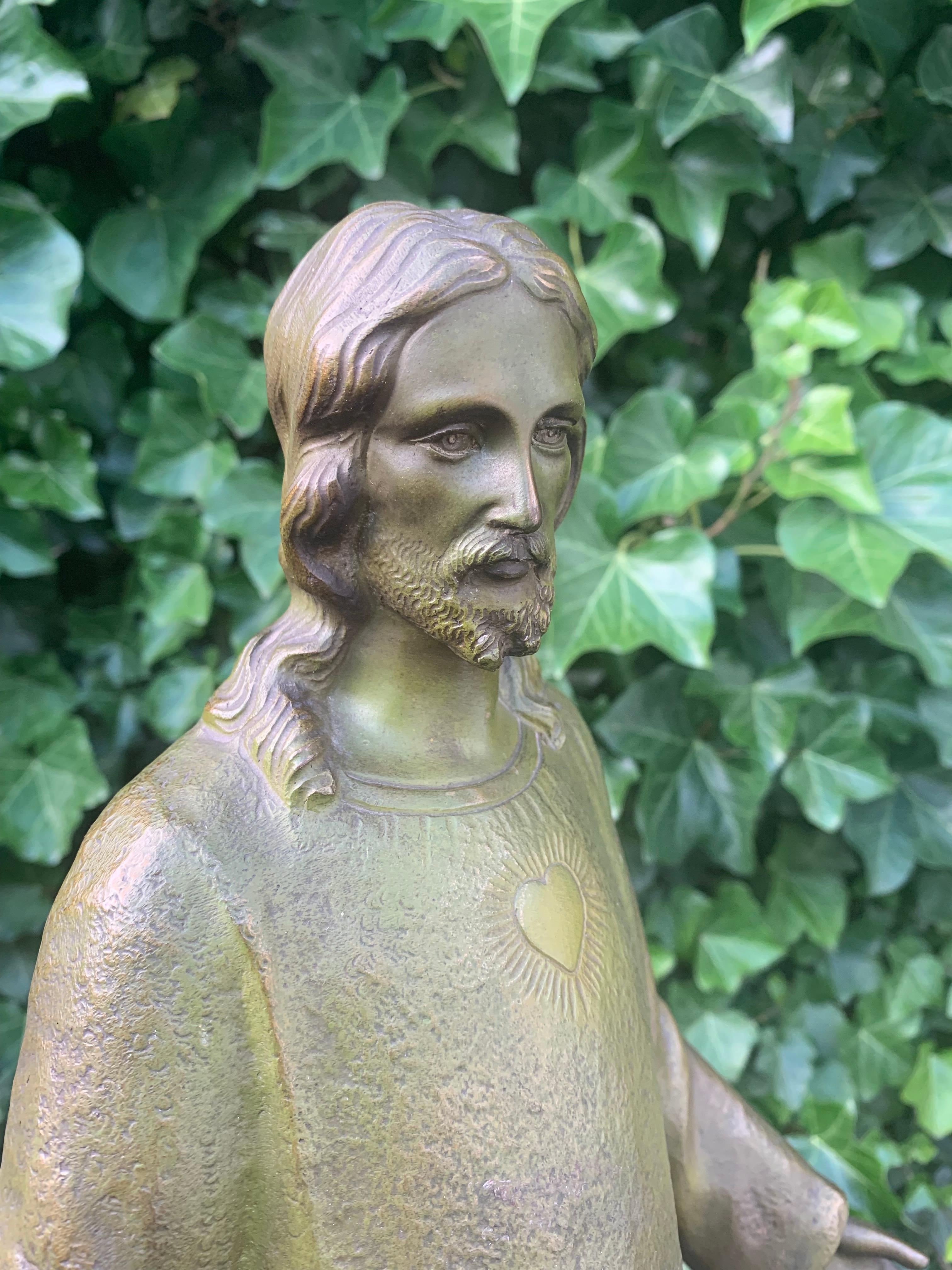 Große und wunderbare antike Bronze-Skulptur des Heiligen Herzens Christi auf Marmorsockel im Angebot 7