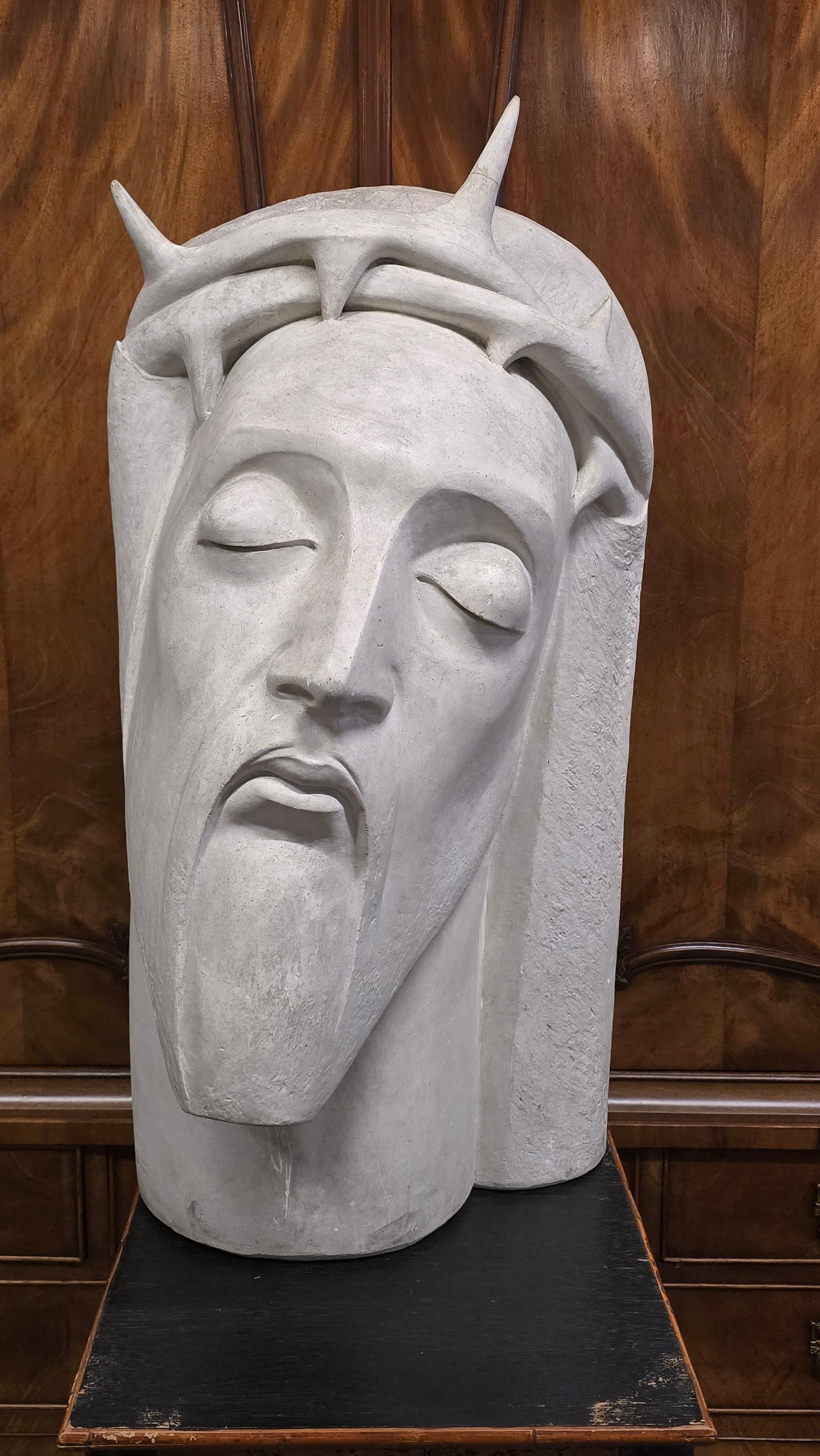 Bellissimo busto di Cristo in gesso Art Deco di A. Gille, 1928.

Questa imponente scultura in gesso di grandi dimensioni raffigurante Cristo è un vero capolavoro del periodo Art Deco. Creata dall'artista belga A. Gille, questa statua emana una