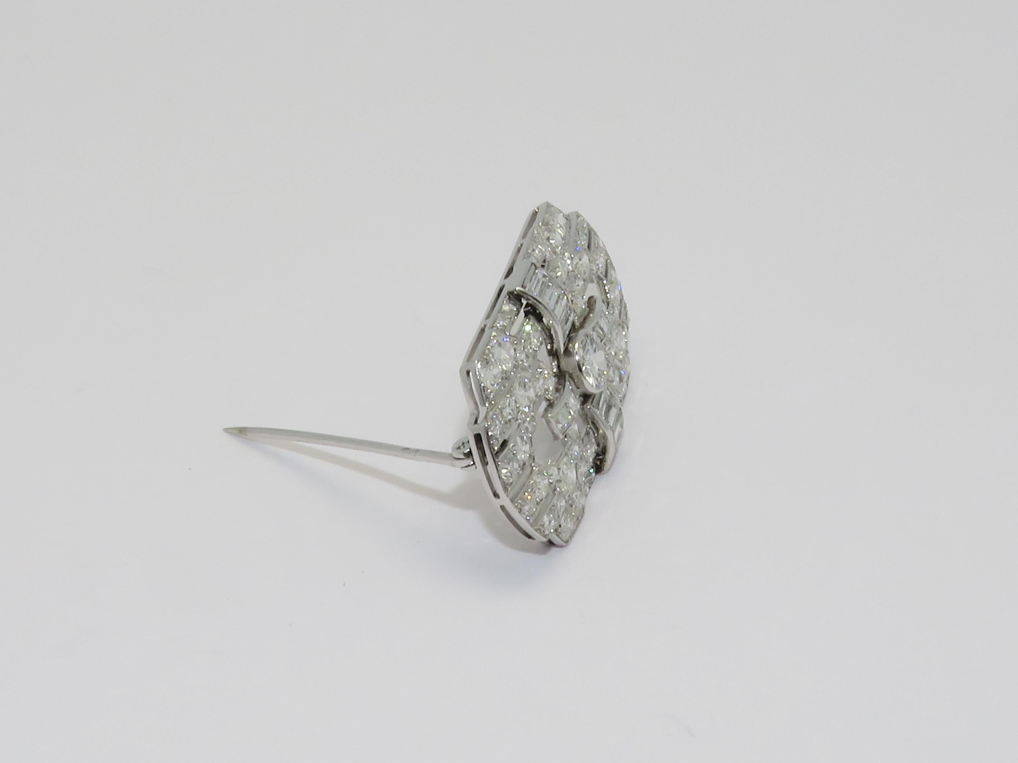 Baguette-cut diamonds and brilliant cut diamonds.
Weight Diamond approximately: 5 carats

Measurements:
Length: 1.57 in ( 4 cm )
Width: 0.87 in ( 2.20 cm )
Weight: 9.80 grams
