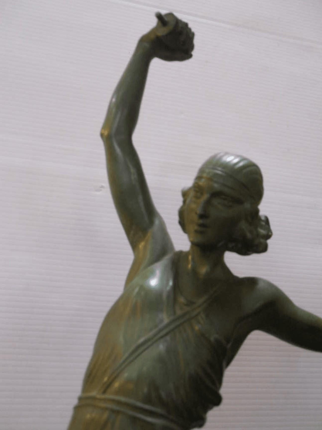 Bellissima statua Art Deco.