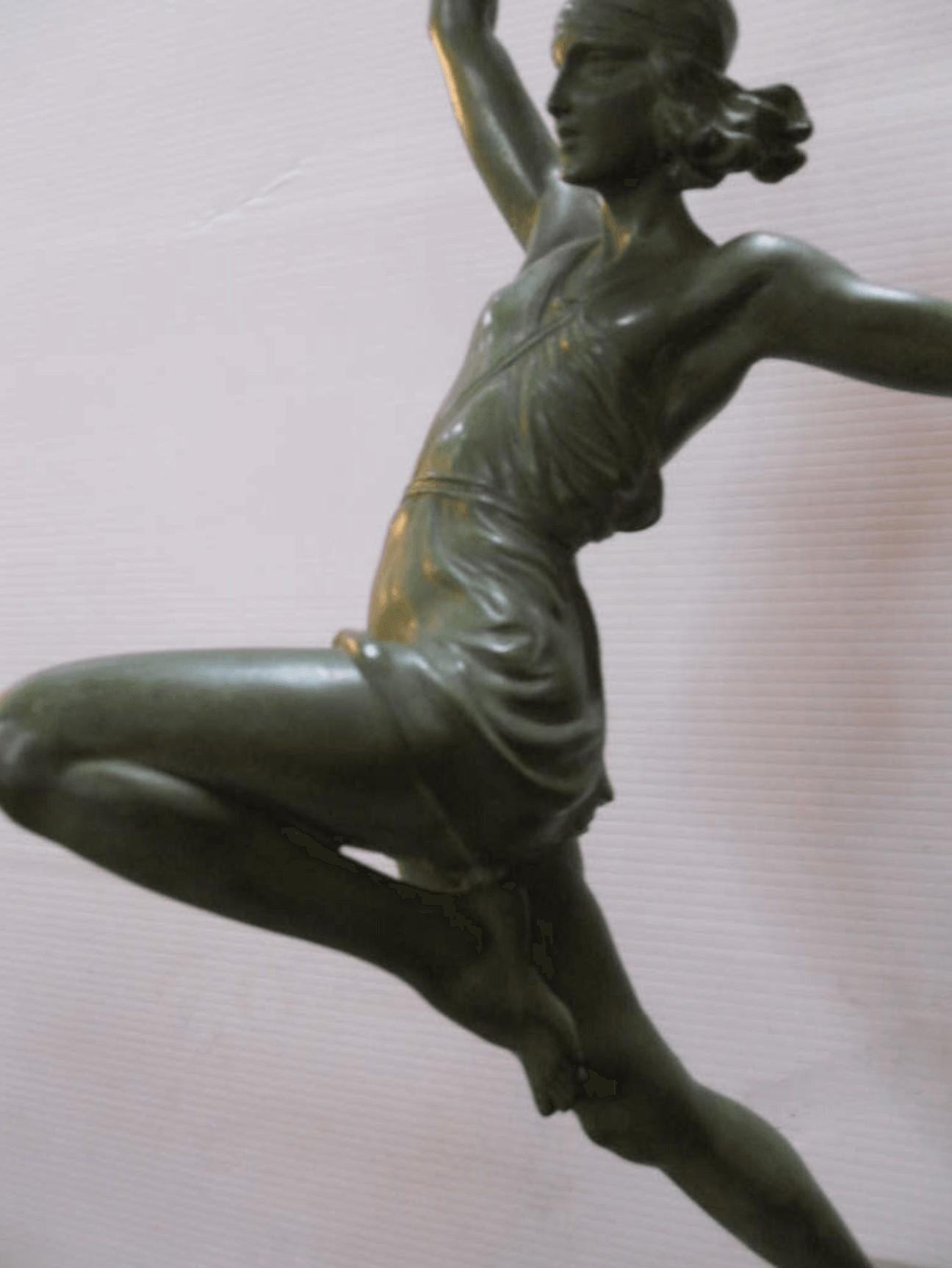 20th Century Beautiful Art Deco Statue For Sale