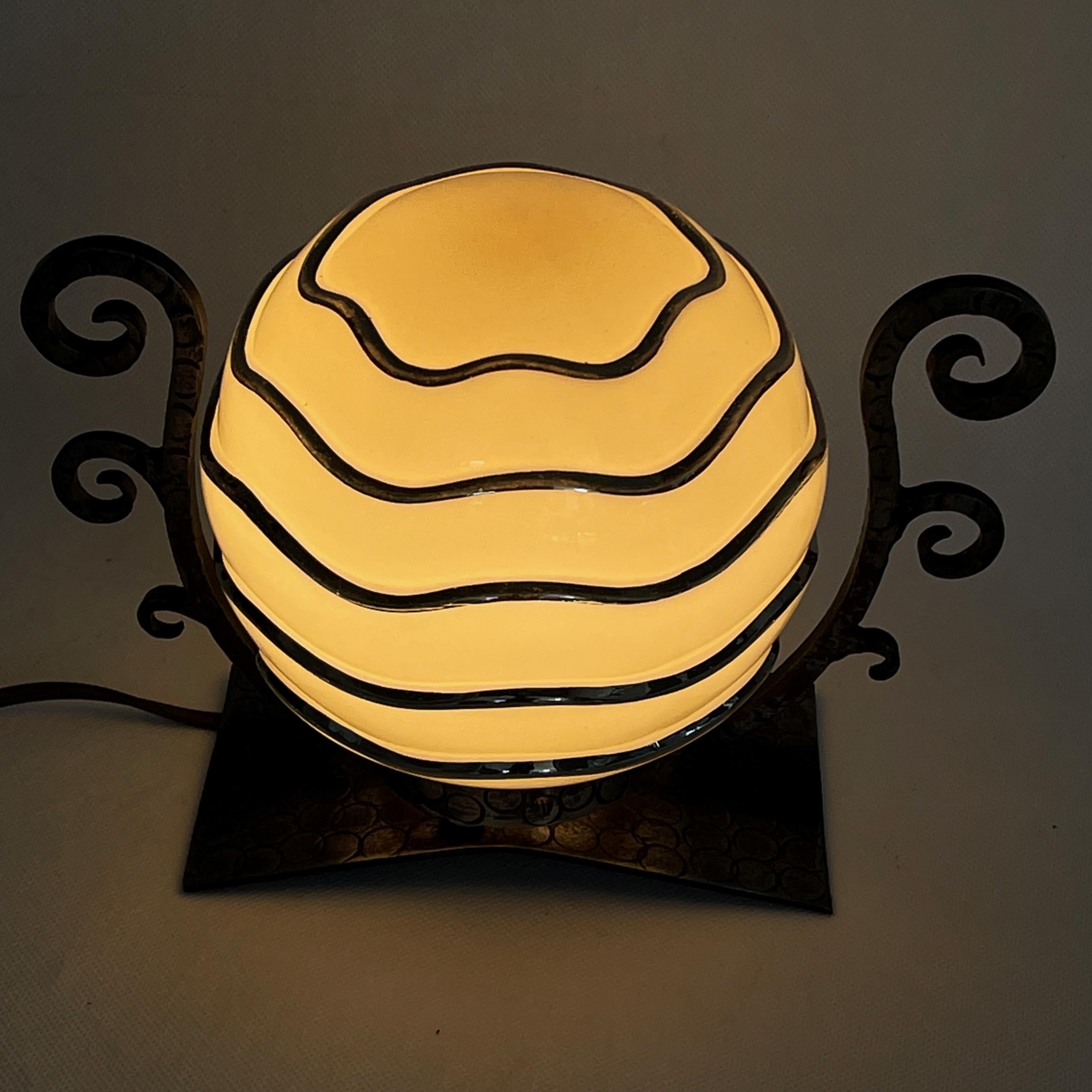 Français Belle lampe de table Art Déco Lampe de bureau à boule en verre en vente