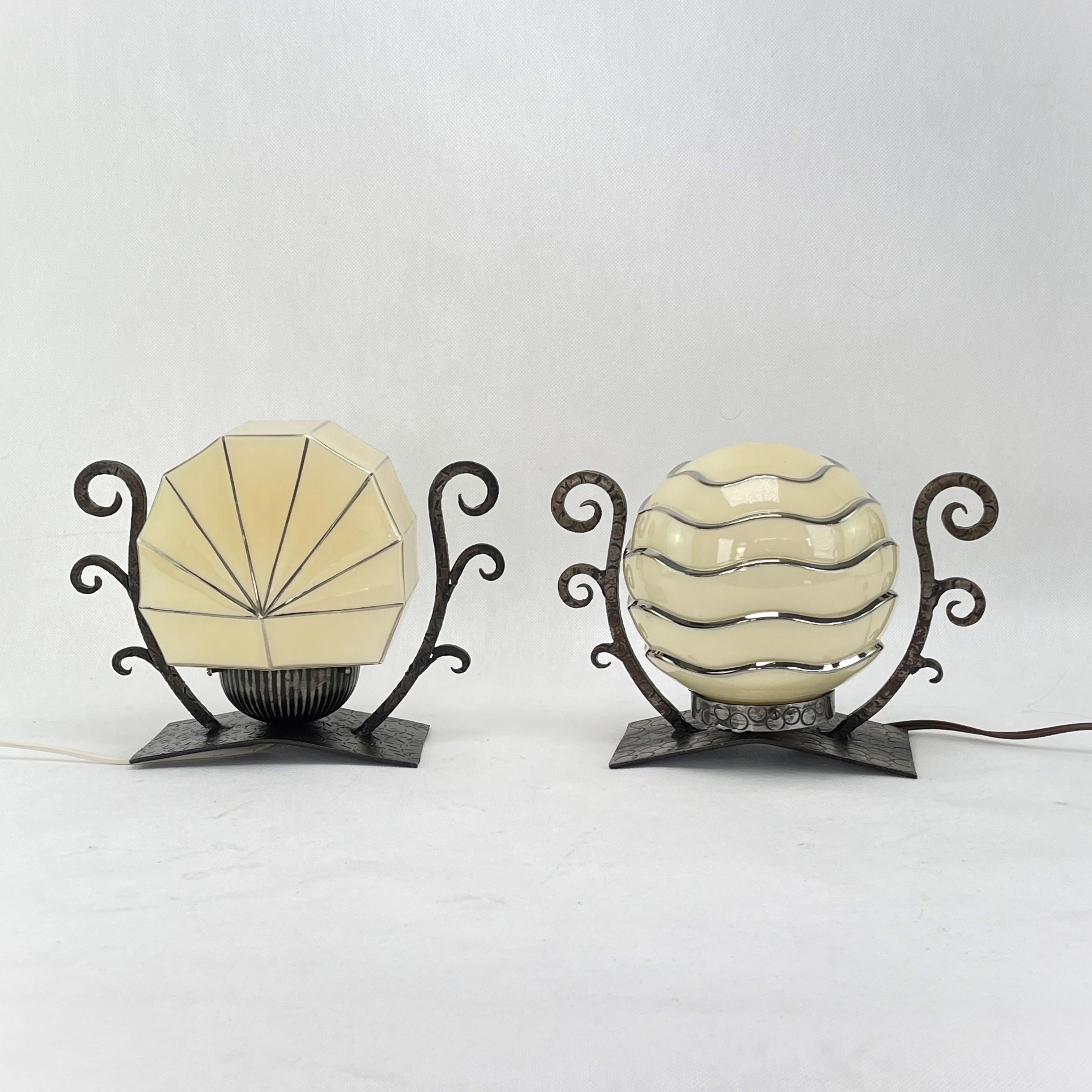 Forgé Belle lampe de table Art Déco Lampe de bureau à boule en verre en vente