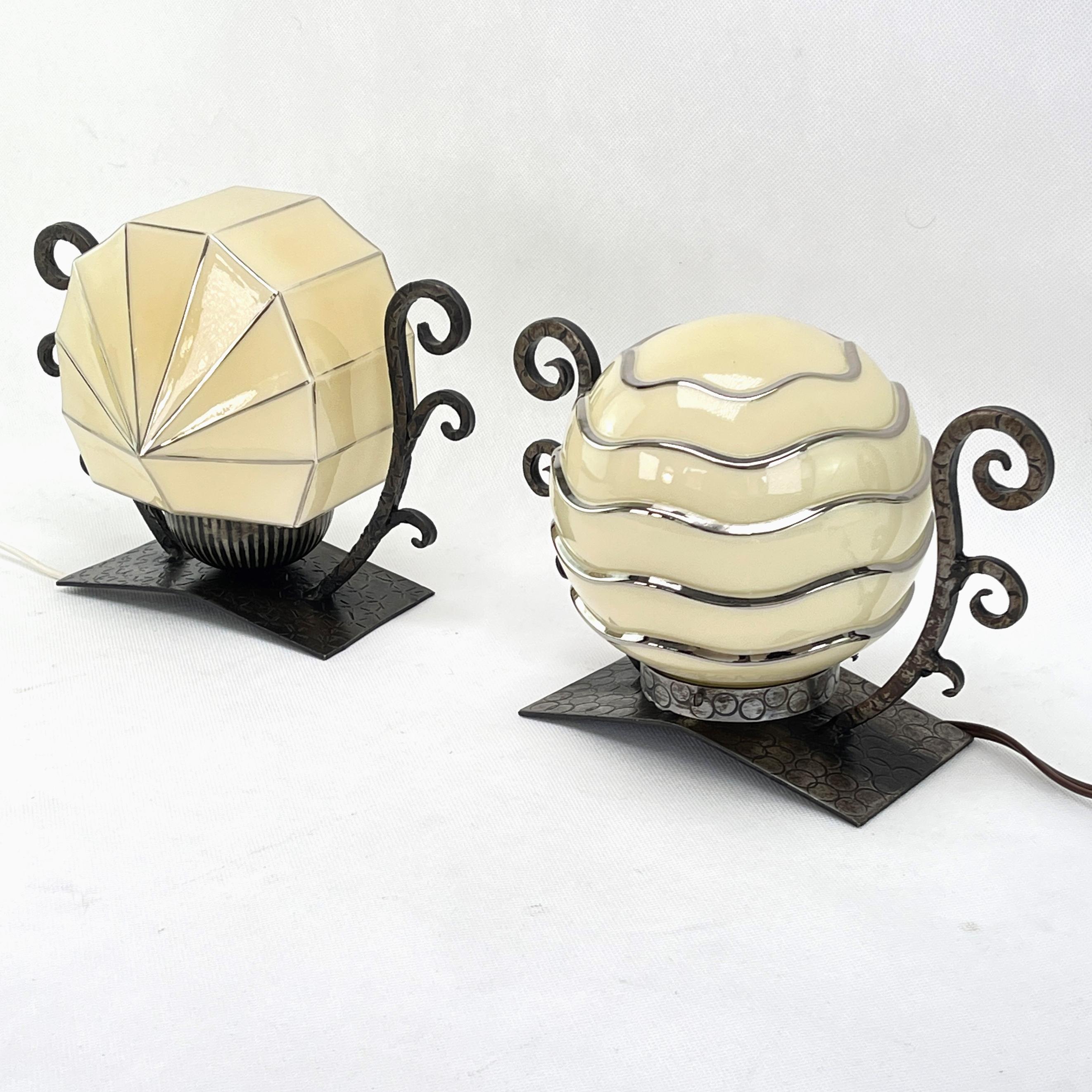 Belle lampe de table Art Déco Lampe de bureau à boule en verre Bon état - En vente à Saarburg, RP