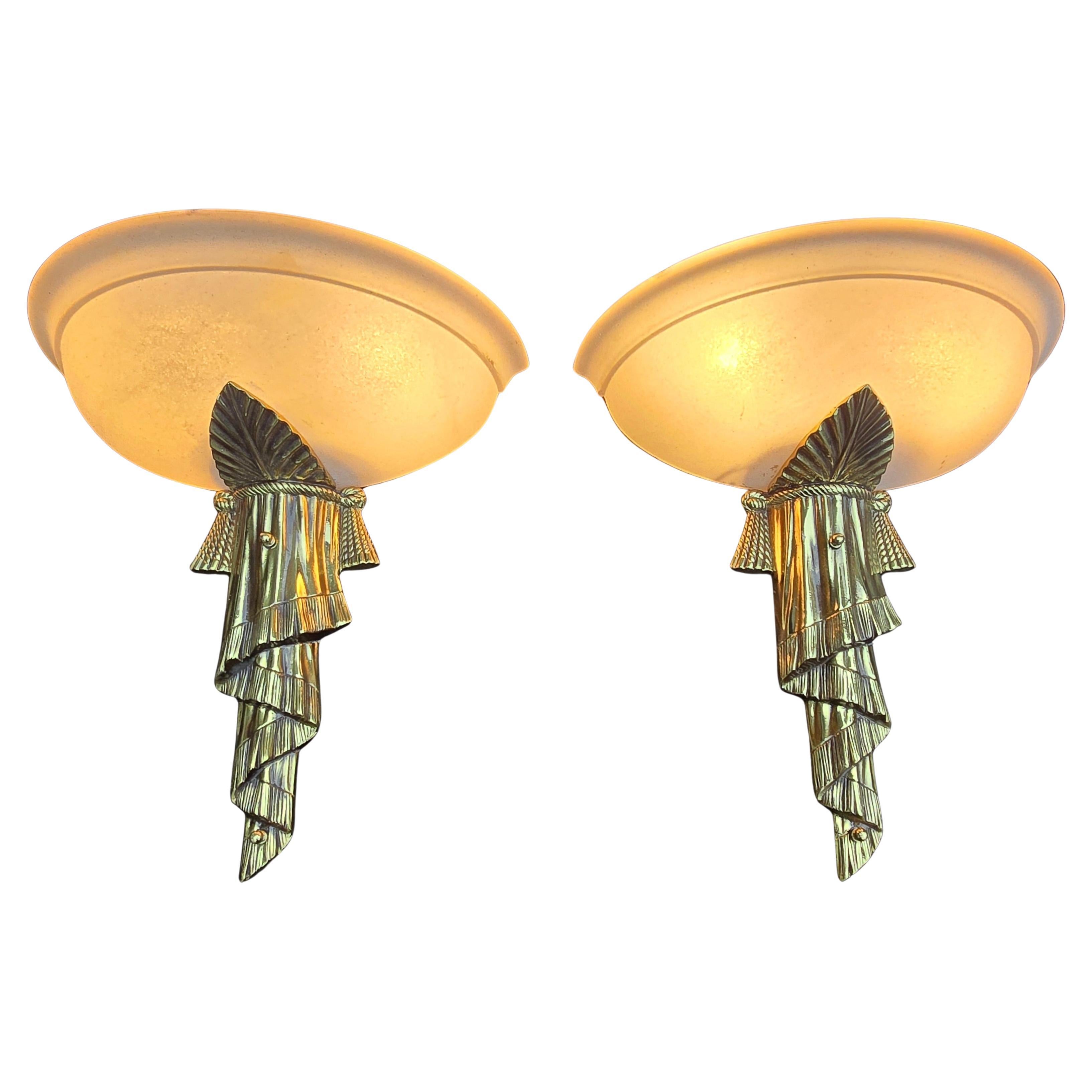 Schöne Art Deco Wall Lights aus Messing mit Opalglasschirm