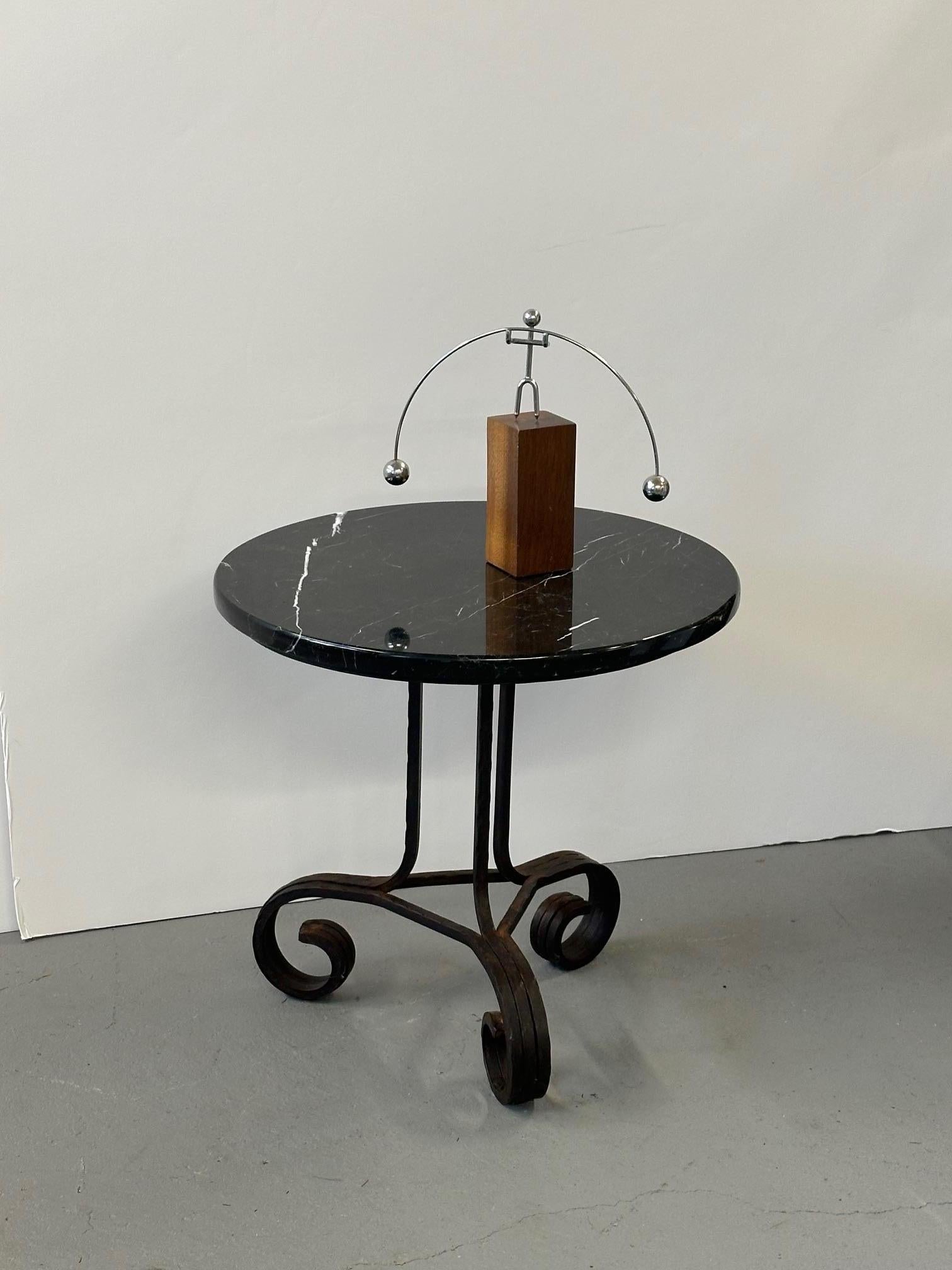 Bellissimo tavolino francese art déco con base in ferro battuto a mano (diametro 17,5) e piano rotondo in marmo nero.