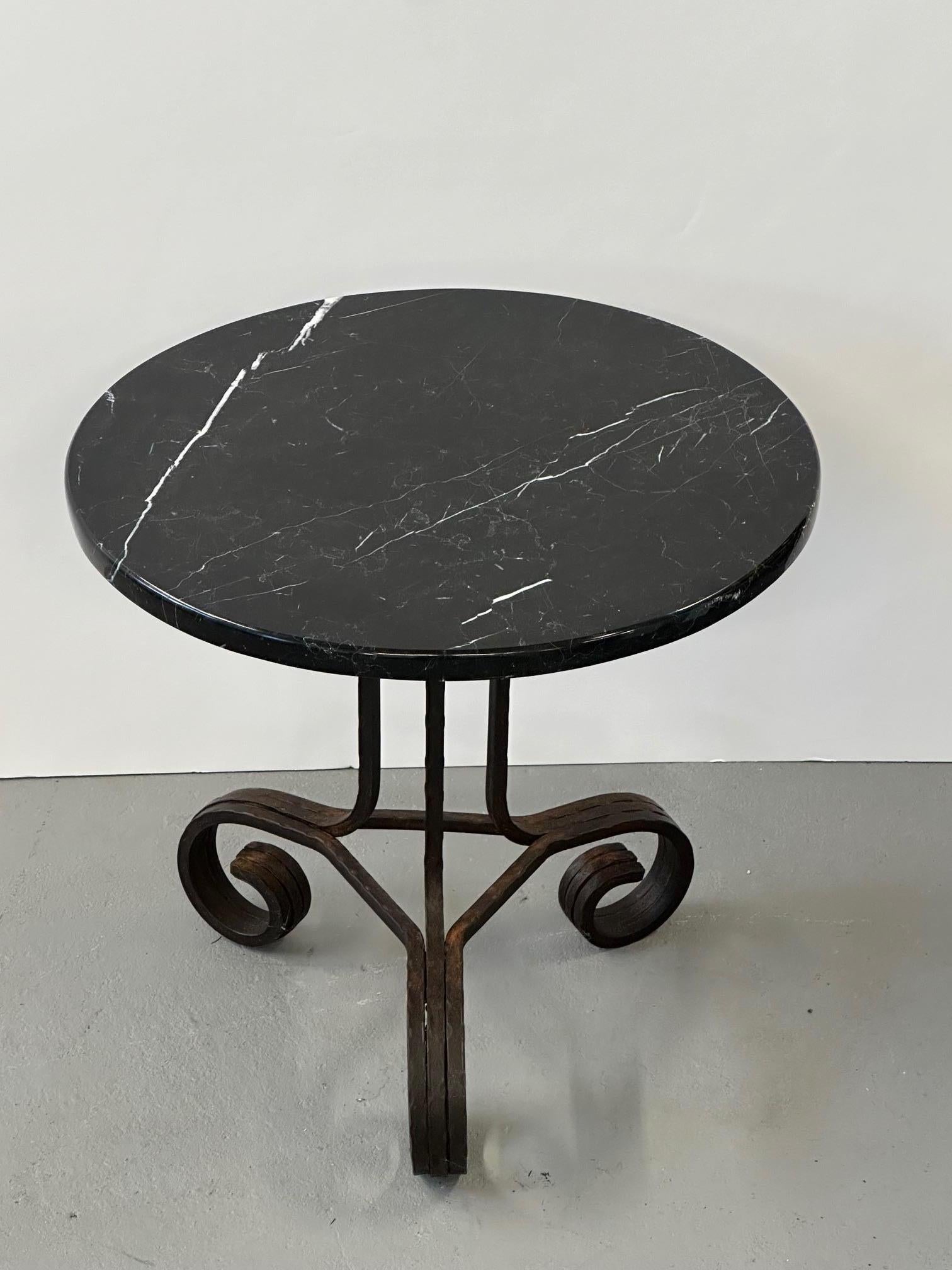Francese Bellissimo tavolino rotondo in ferro battuto e marmo Art Deco in vendita