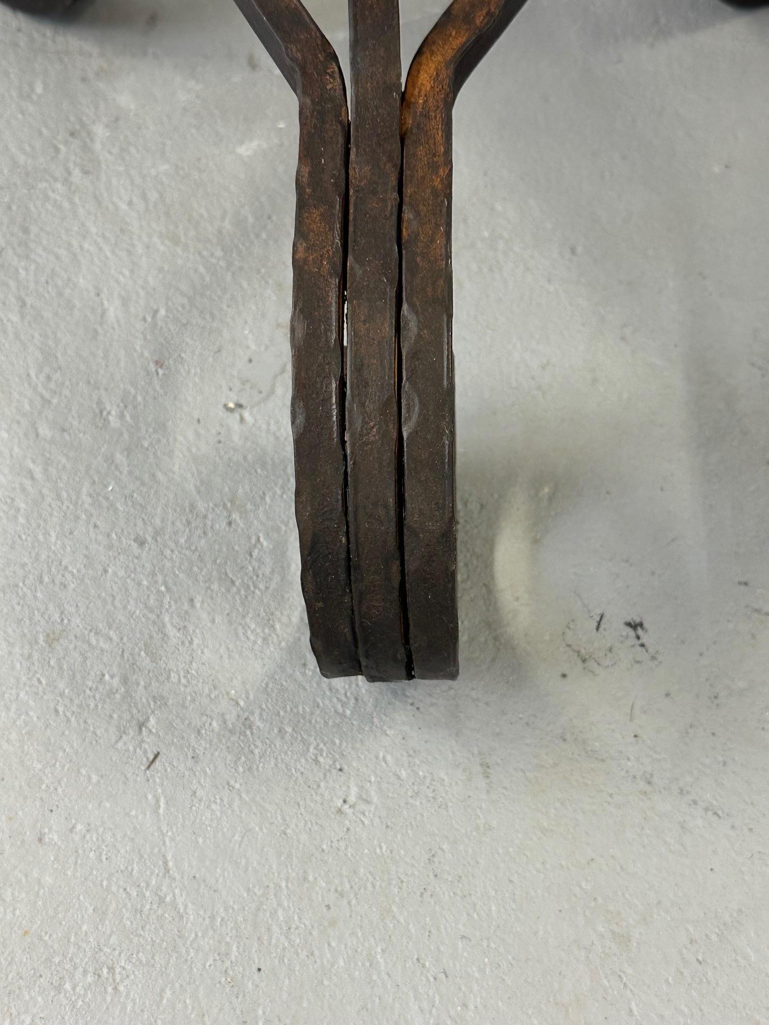 Metà XX secolo Bellissimo tavolino rotondo in ferro battuto e marmo Art Deco in vendita