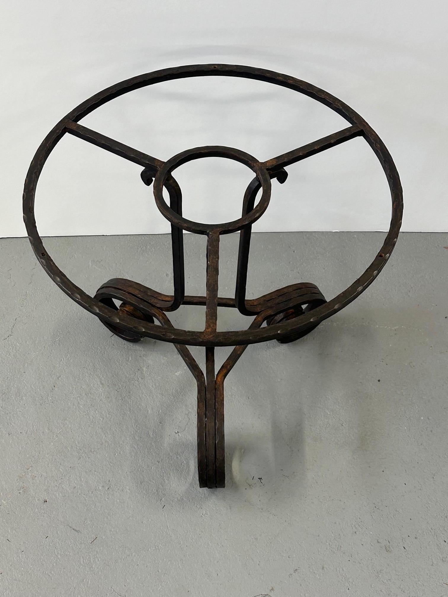 Bellissimo tavolino rotondo in ferro battuto e marmo Art Deco in vendita 1