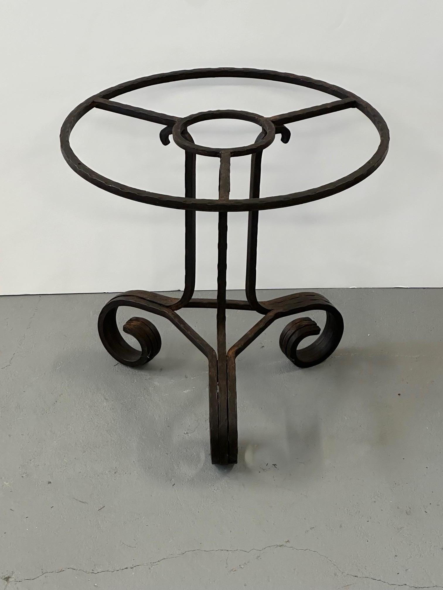 Bellissimo tavolino rotondo in ferro battuto e marmo Art Deco in vendita 2
