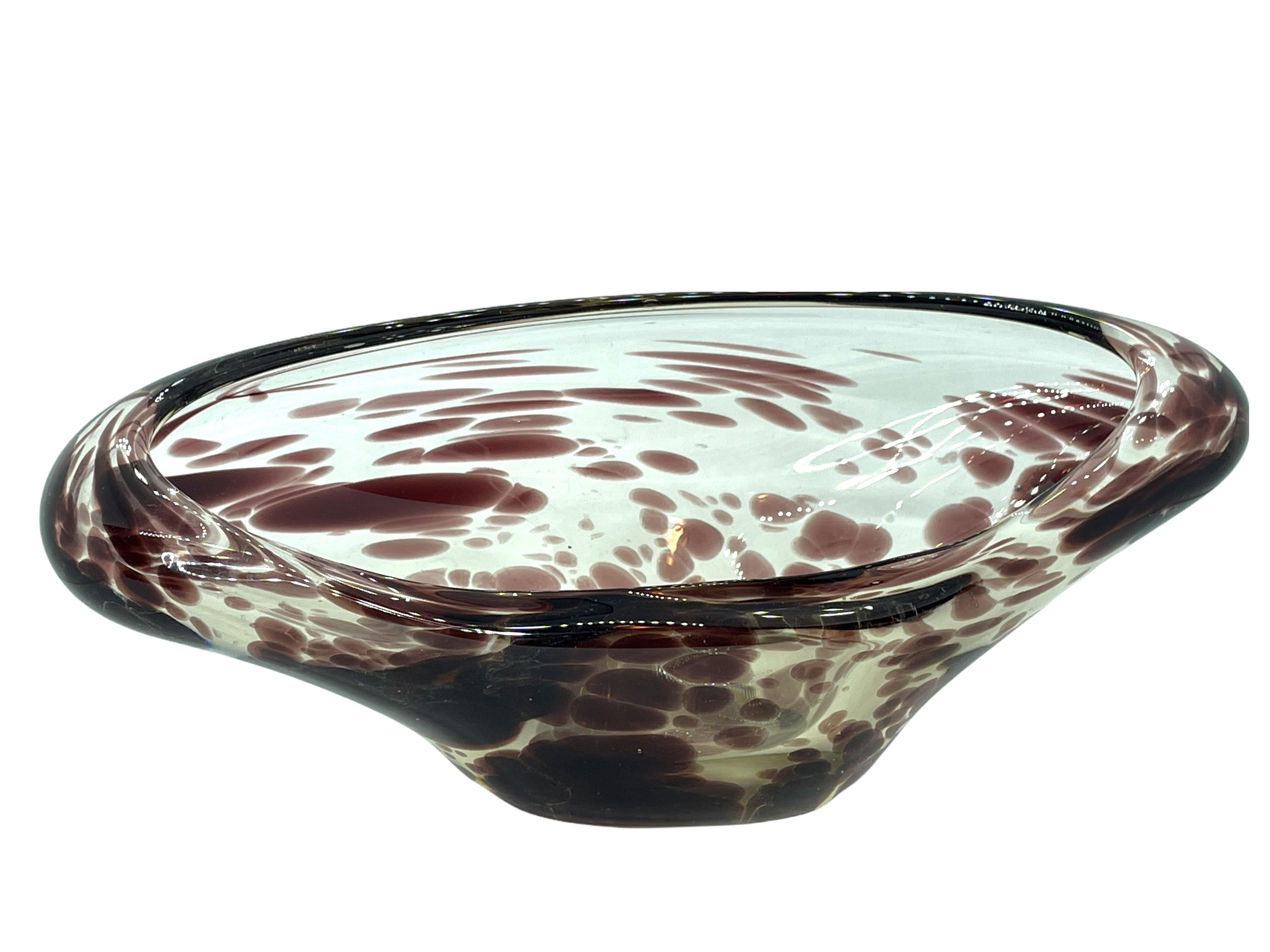 Gorgeous hand blown Murano art glass piece with Sommerso and bullicante techniques. A beautiful organic shaped bowl or catchall in dark purple and clear color, Italy, 1980s.