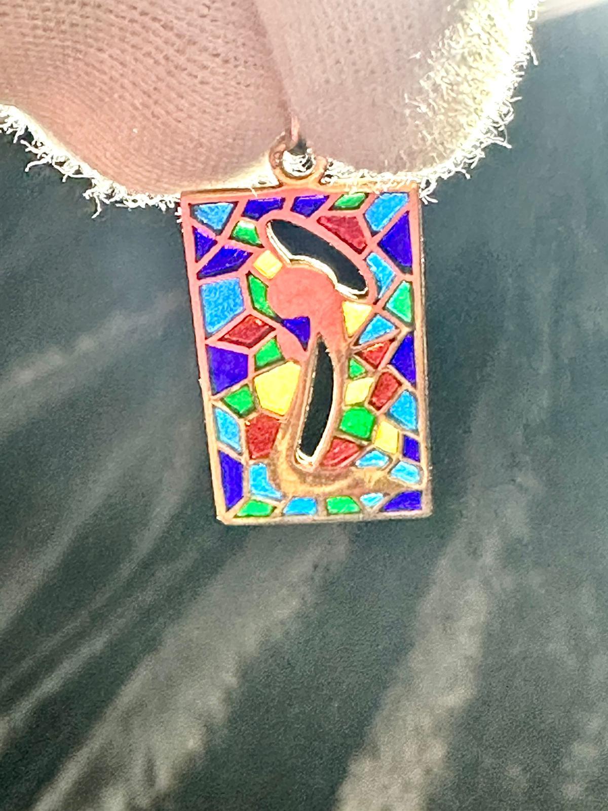 This French pendant is made of 18kt yellow gold and is decorated with enamel. The enamel process has existed since ancient times, it is a crystalline substance which vitrifies during its fusion to obtain a vitreous material colored by metal oxides,