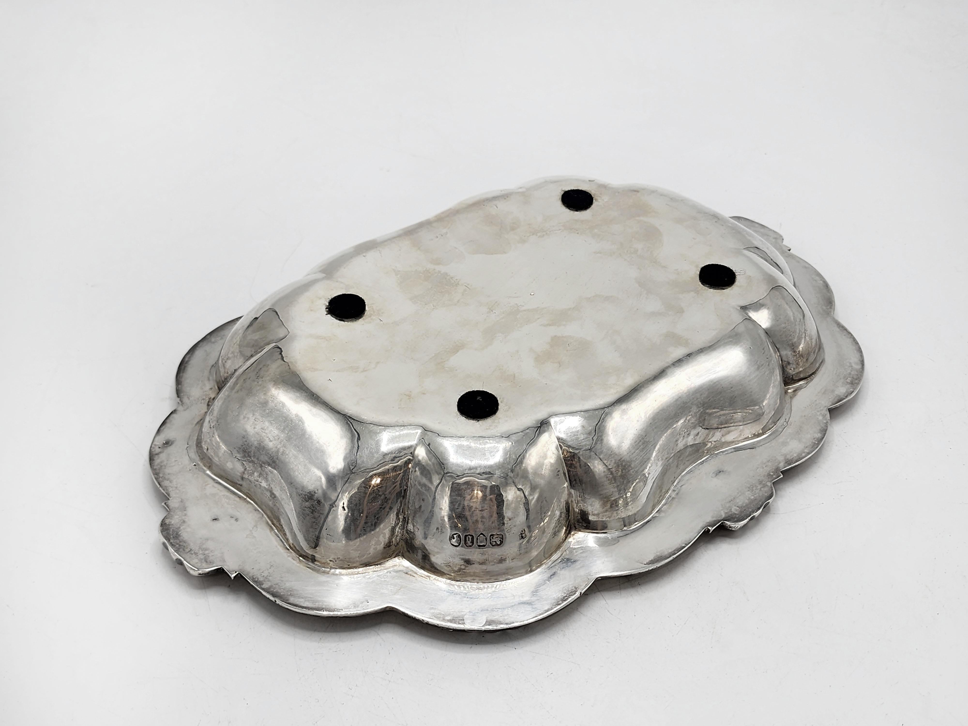 Preciosa sopera Art Nouveau inglesa de plata
Esta magnífica sopera inglesa es un exquisito ejemplo de la platería victoriana. Fabricado en plata maciza, presenta un diseño elegante y elaborado, caracterizado por sus líneas curvas y sus motivos