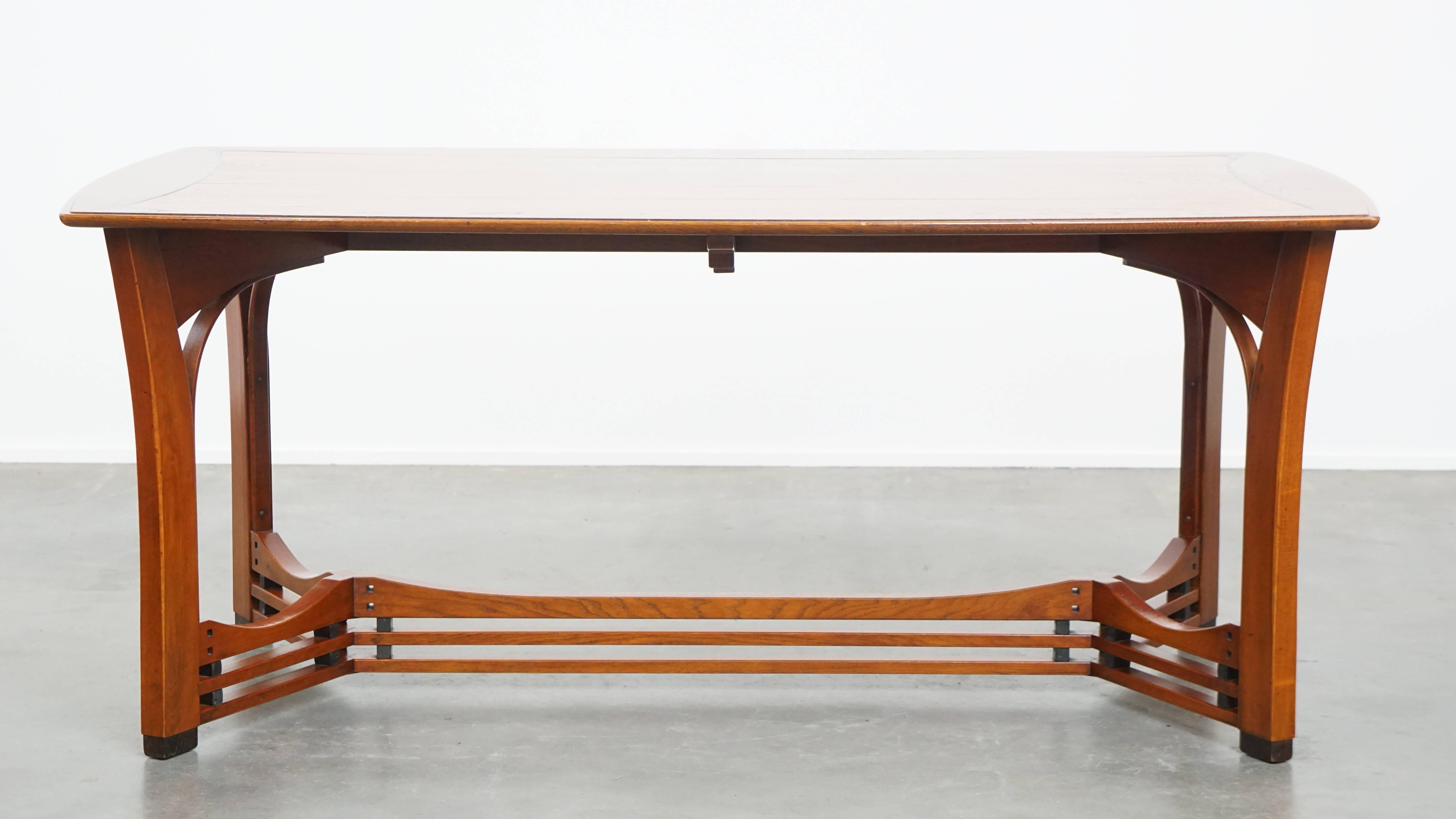Cette étonnante table de salle à manger au design Art nouveau Jugendstil est fabriquée par la célèbre marque néerlandaise Schuitema et s'intègre parfaitement à presque tous les styles d'intérieur. La table peut accueillir confortablement 4 à 6