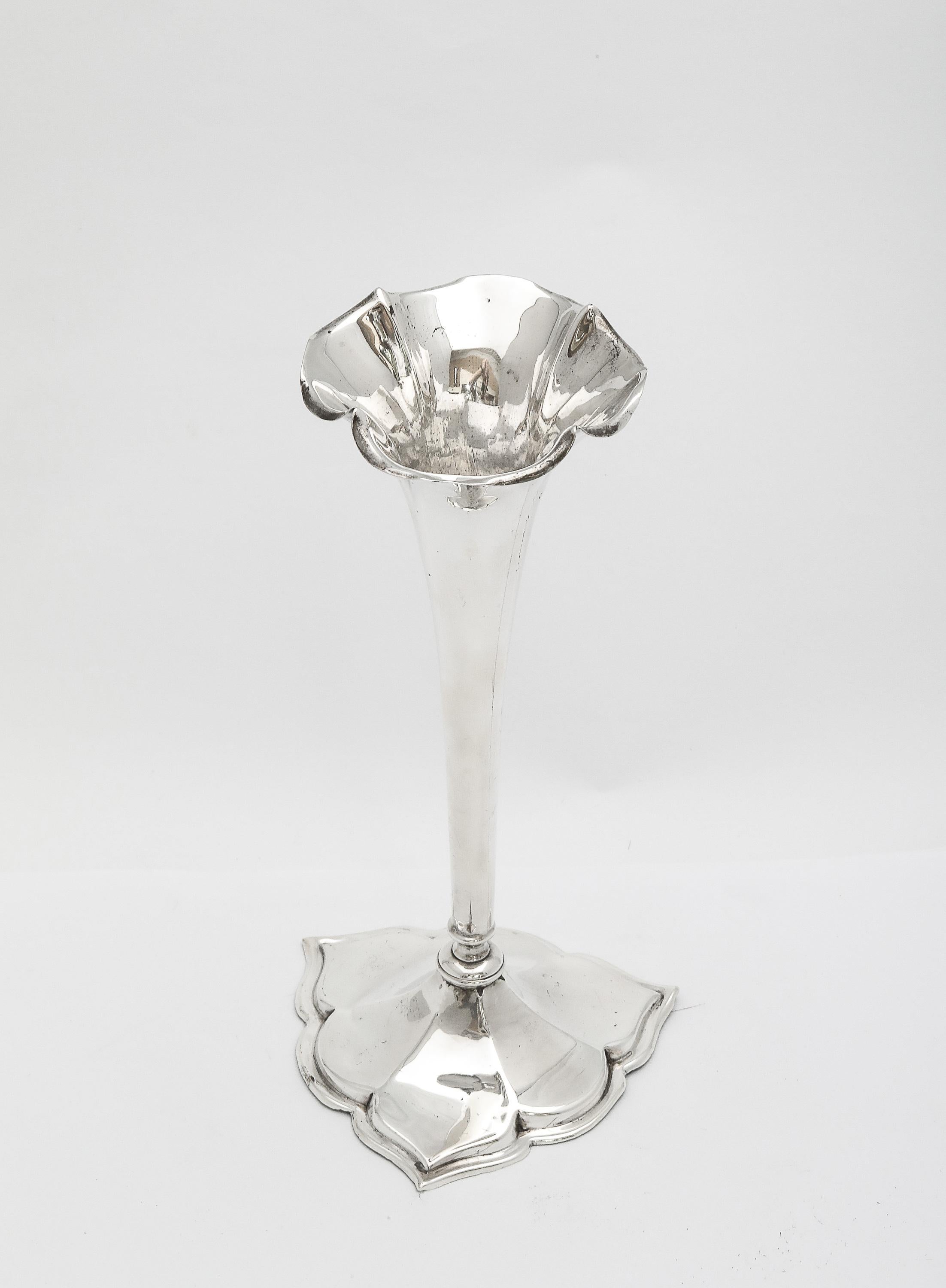 Bellissimo vaso in argento sterling del periodo Art Nouveau con base a forma di trifoglio in vendita 4