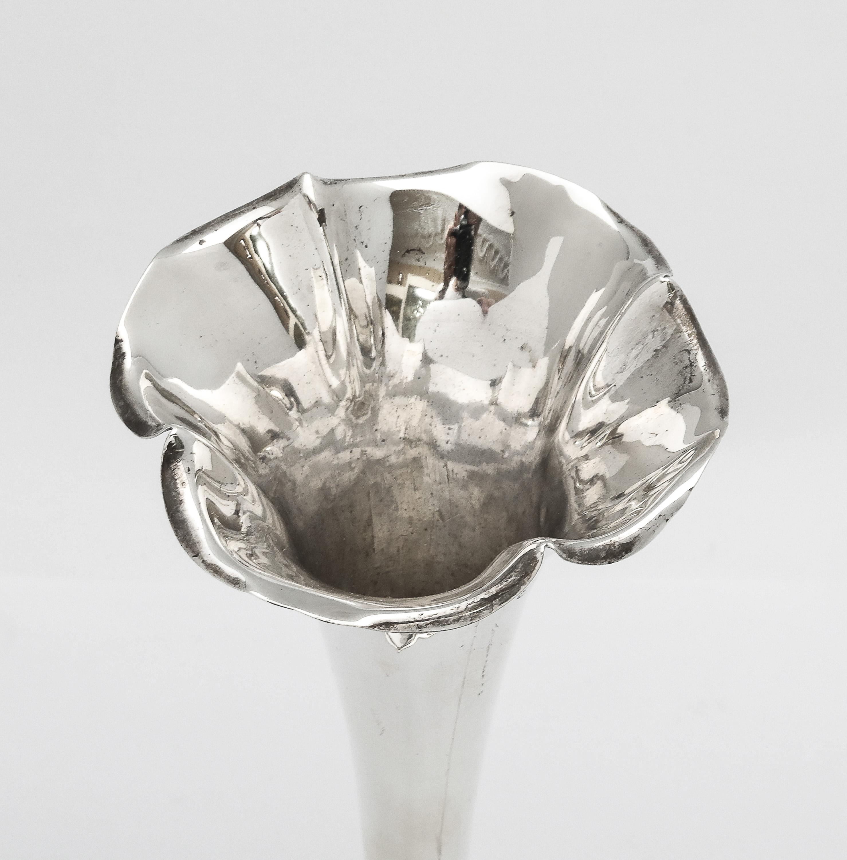 Bellissimo vaso in argento sterling del periodo Art Nouveau con base a forma di trifoglio in vendita 5
