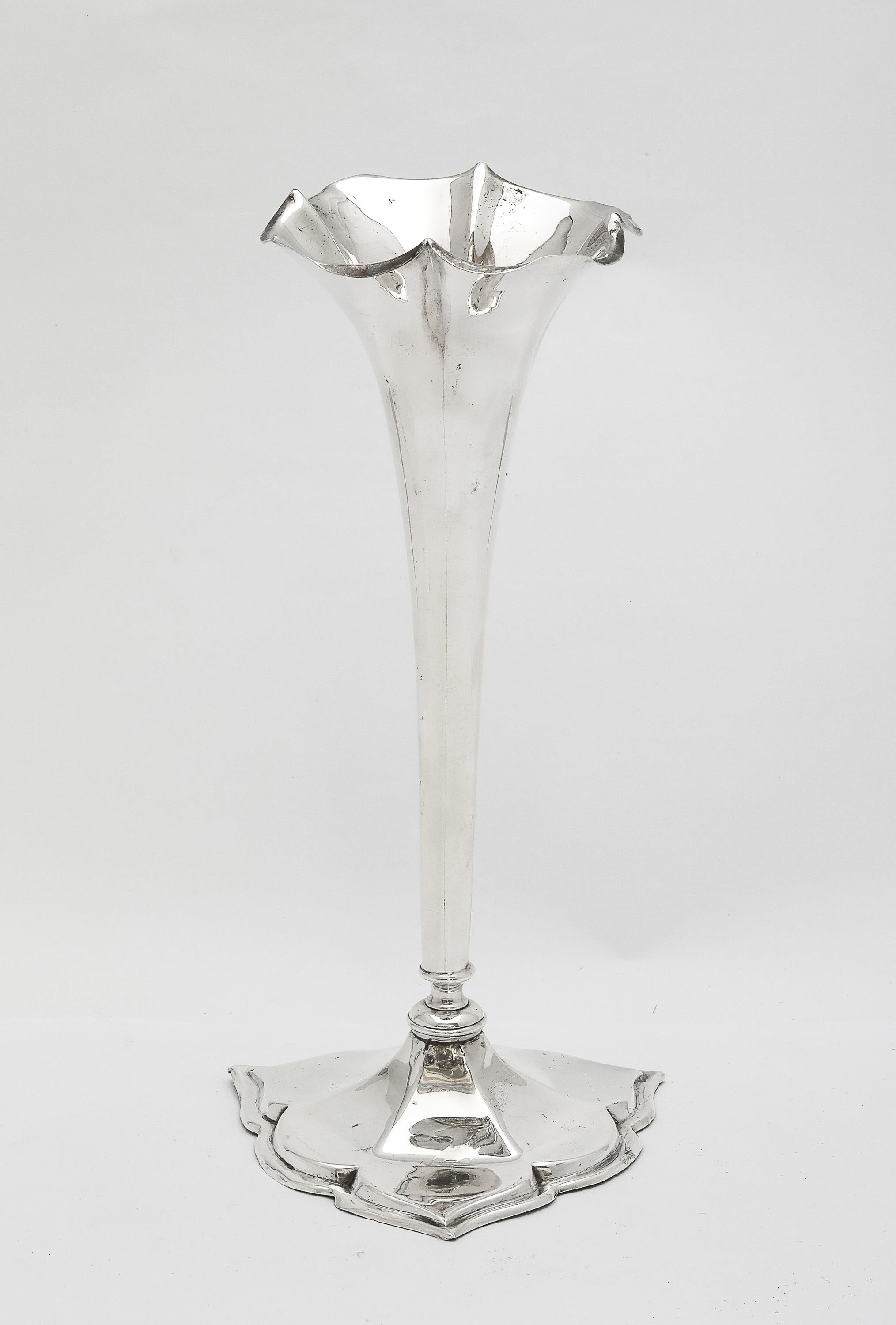 Bellissimo e grazioso vaso in argento sterling del periodo Art Nouveau, con base a forma di trifoglio, Sheffield, Inghilterra, anno di produzione 1903, William Mammatt and Son. Misura 8 pollici di altezza x 3 1/4 pollici di diametro sulla base a
