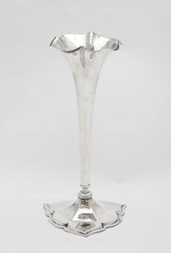 Wunderschöne Vase aus Sterlingsilber aus der Jugendstilzeit mit einem Sockel in Form eines Kleeblatts