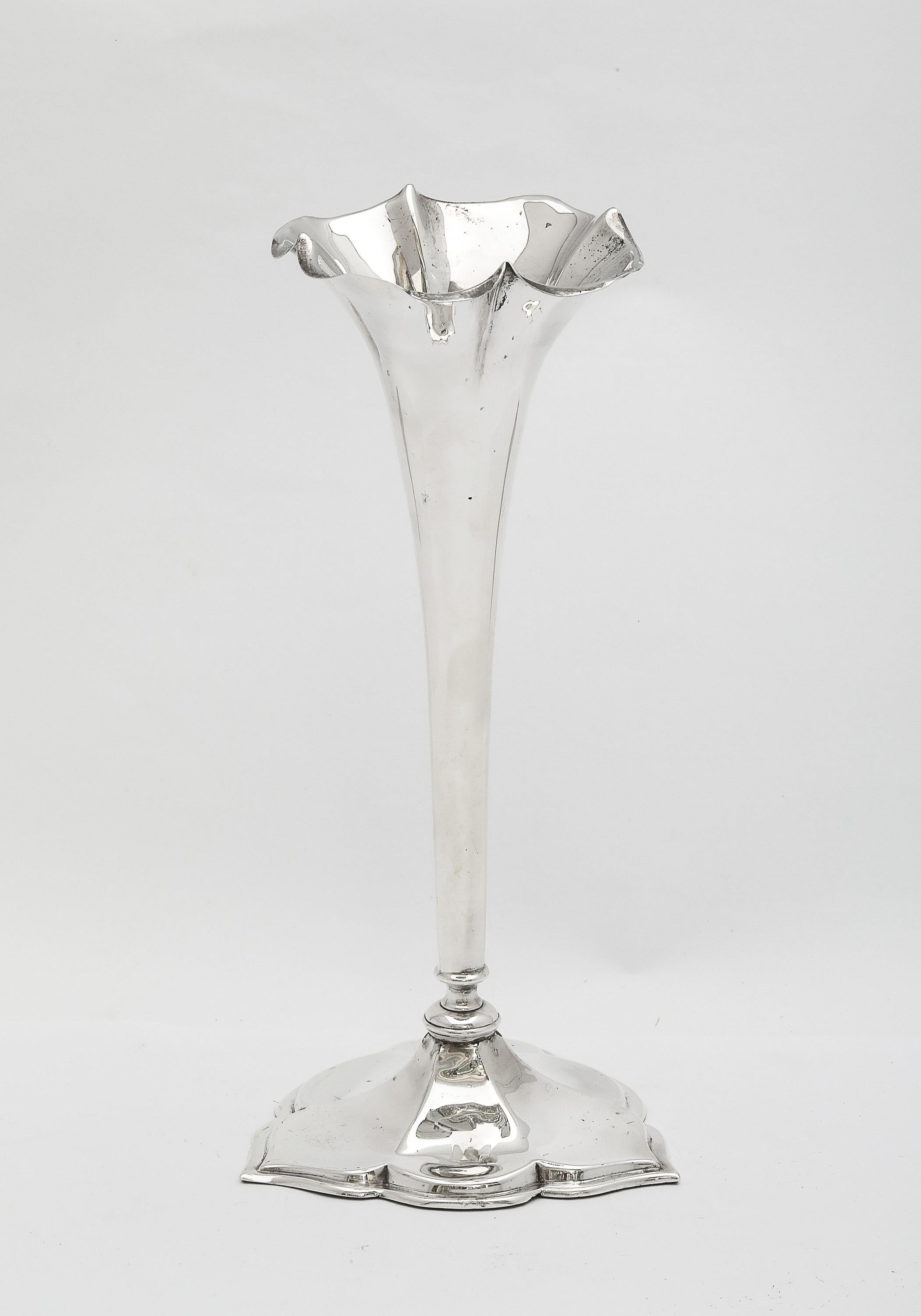 Inglese Bellissimo vaso in argento sterling del periodo Art Nouveau con base a forma di trifoglio in vendita