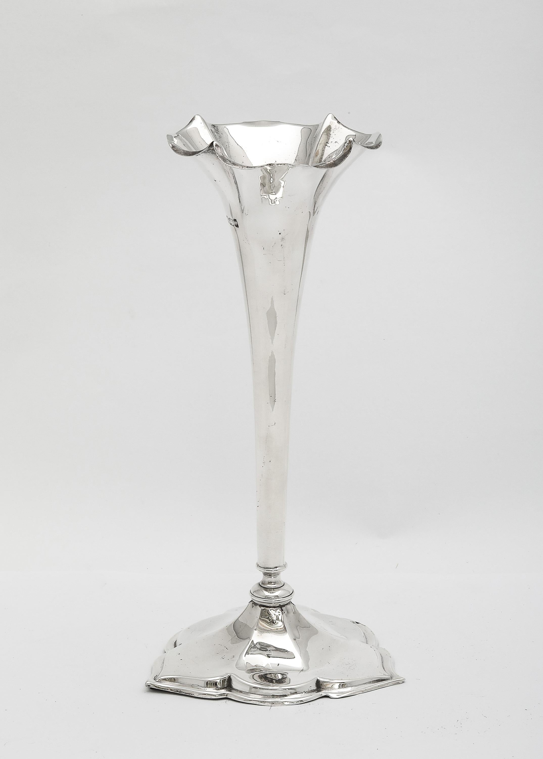 Bellissimo vaso in argento sterling del periodo Art Nouveau con base a forma di trifoglio In condizioni buone in vendita a New York, NY