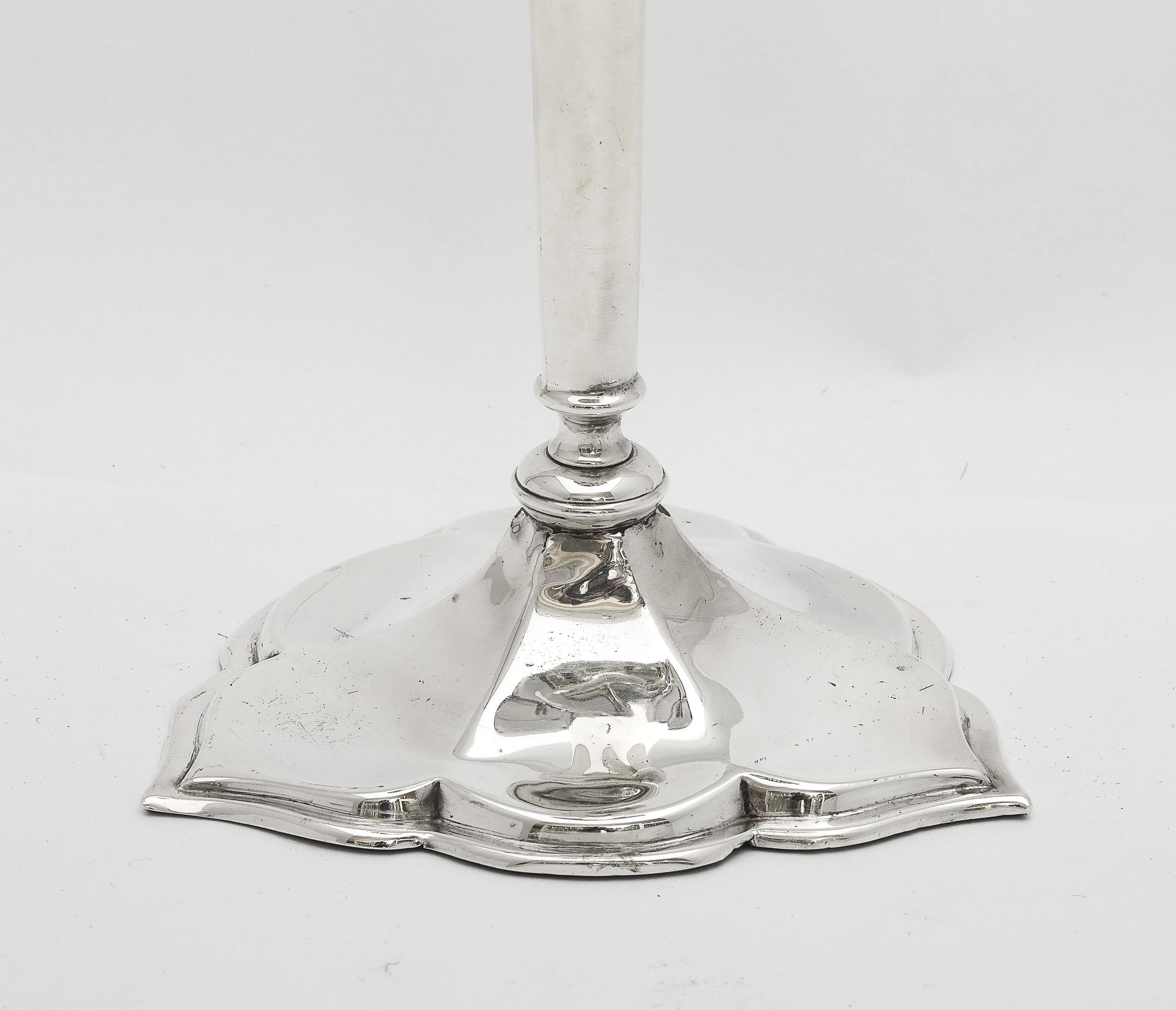 Inizio XX secolo Bellissimo vaso in argento sterling del periodo Art Nouveau con base a forma di trifoglio in vendita