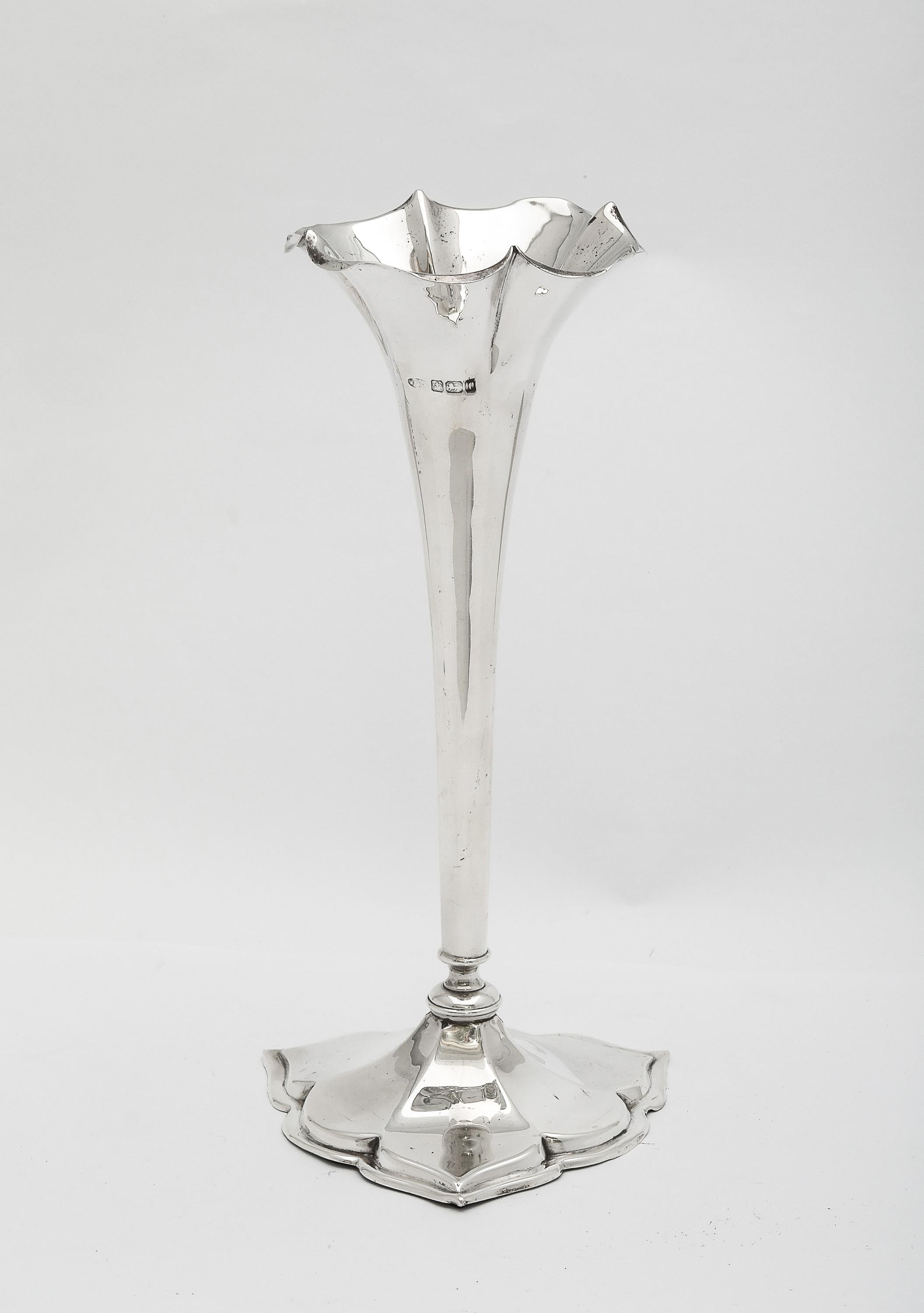 Bellissimo vaso in argento sterling del periodo Art Nouveau con base a forma di trifoglio in vendita 1