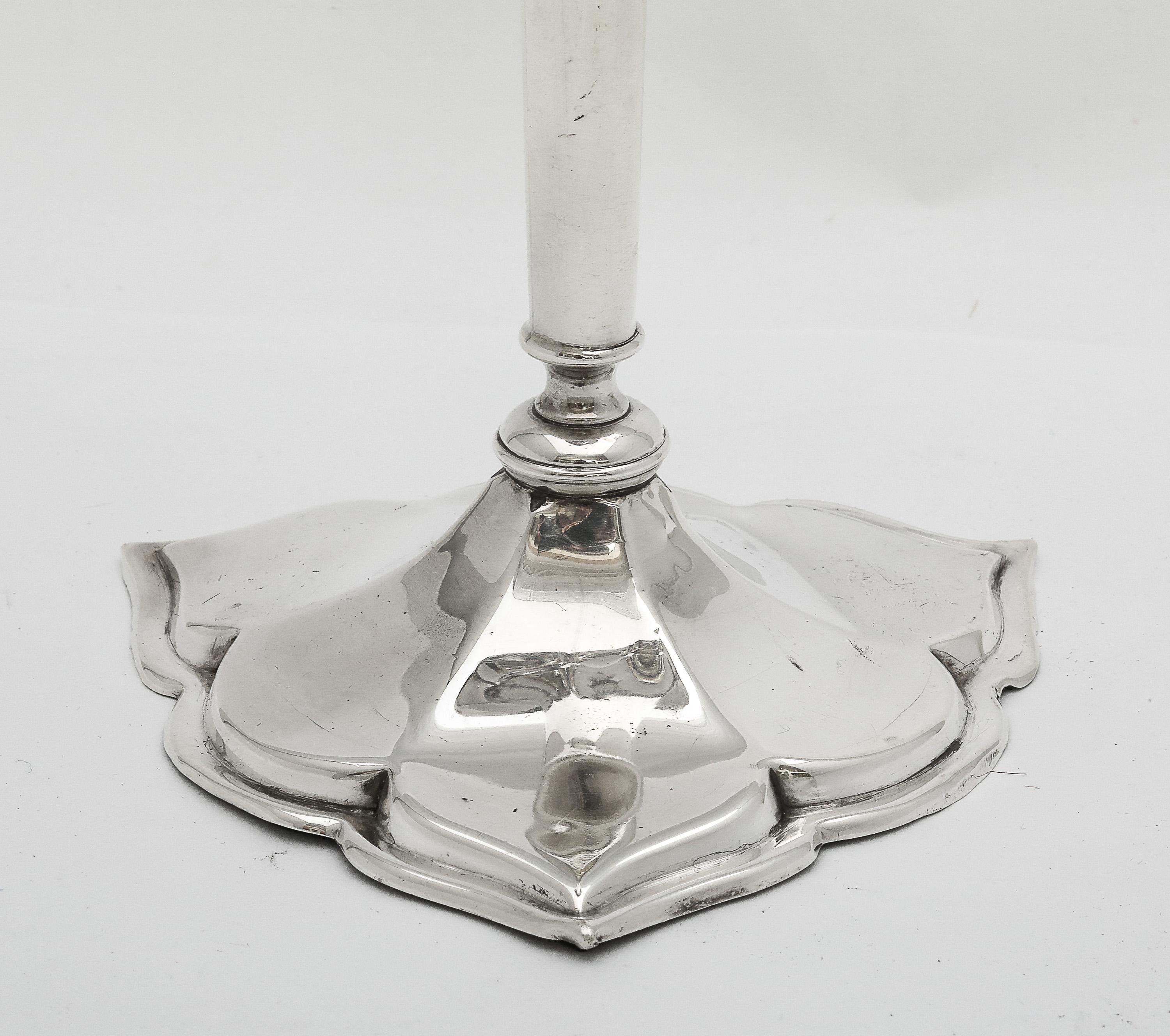 Bellissimo vaso in argento sterling del periodo Art Nouveau con base a forma di trifoglio in vendita 2