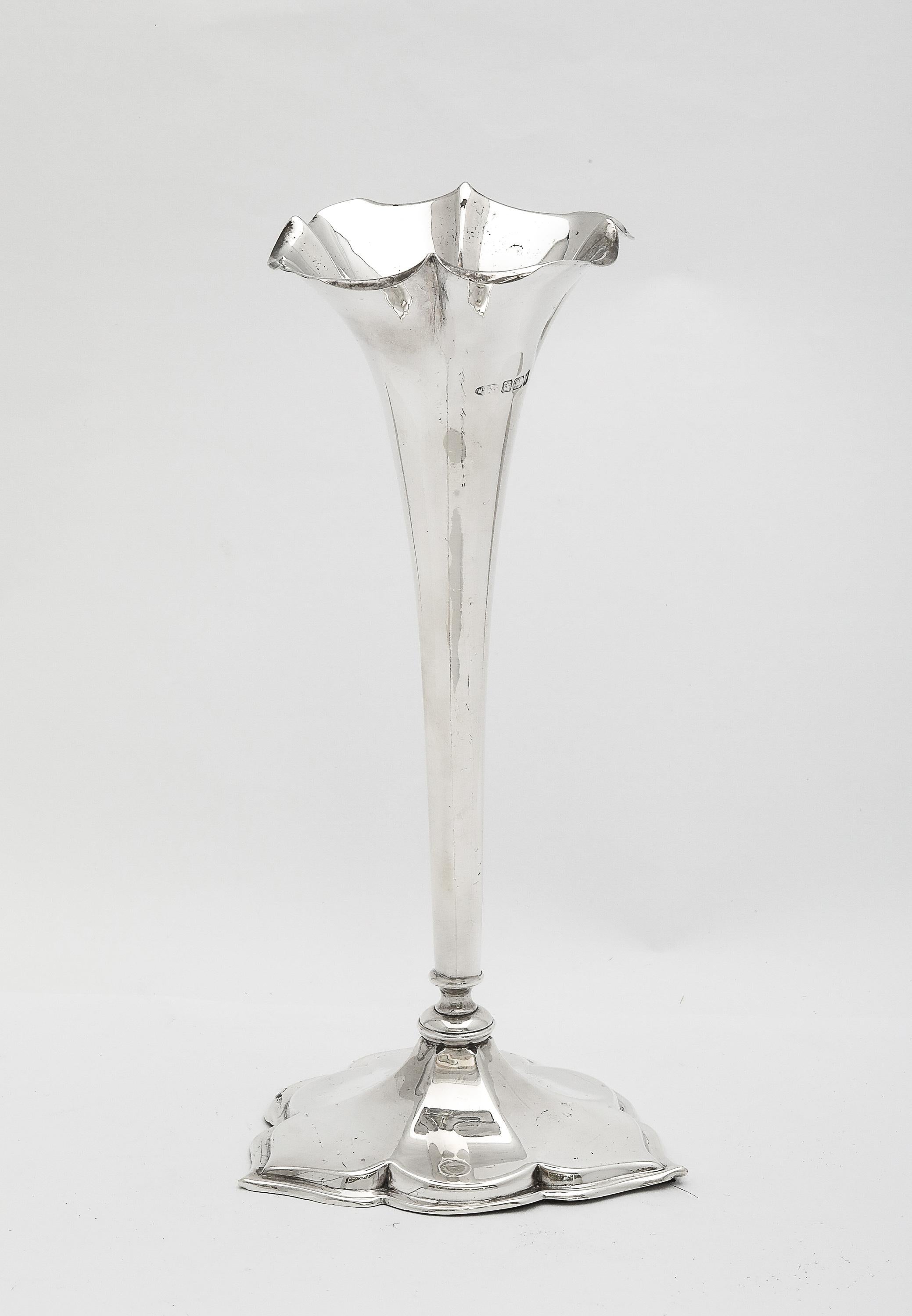 Bellissimo vaso in argento sterling del periodo Art Nouveau con base a forma di trifoglio in vendita 3
