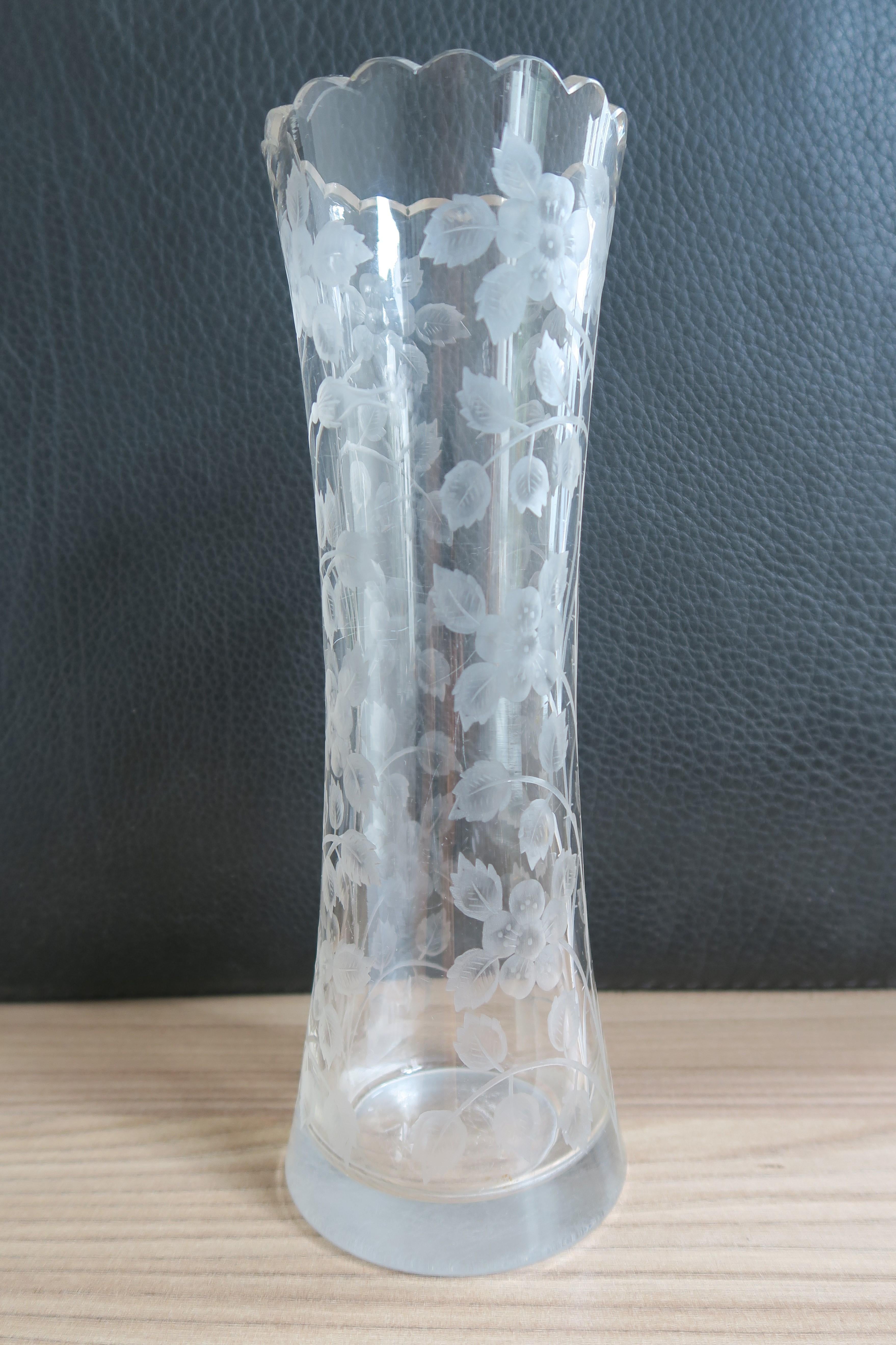 Hand-Crafted Beautiful Art Nouveau Vase by Ludwig Moser For Sale