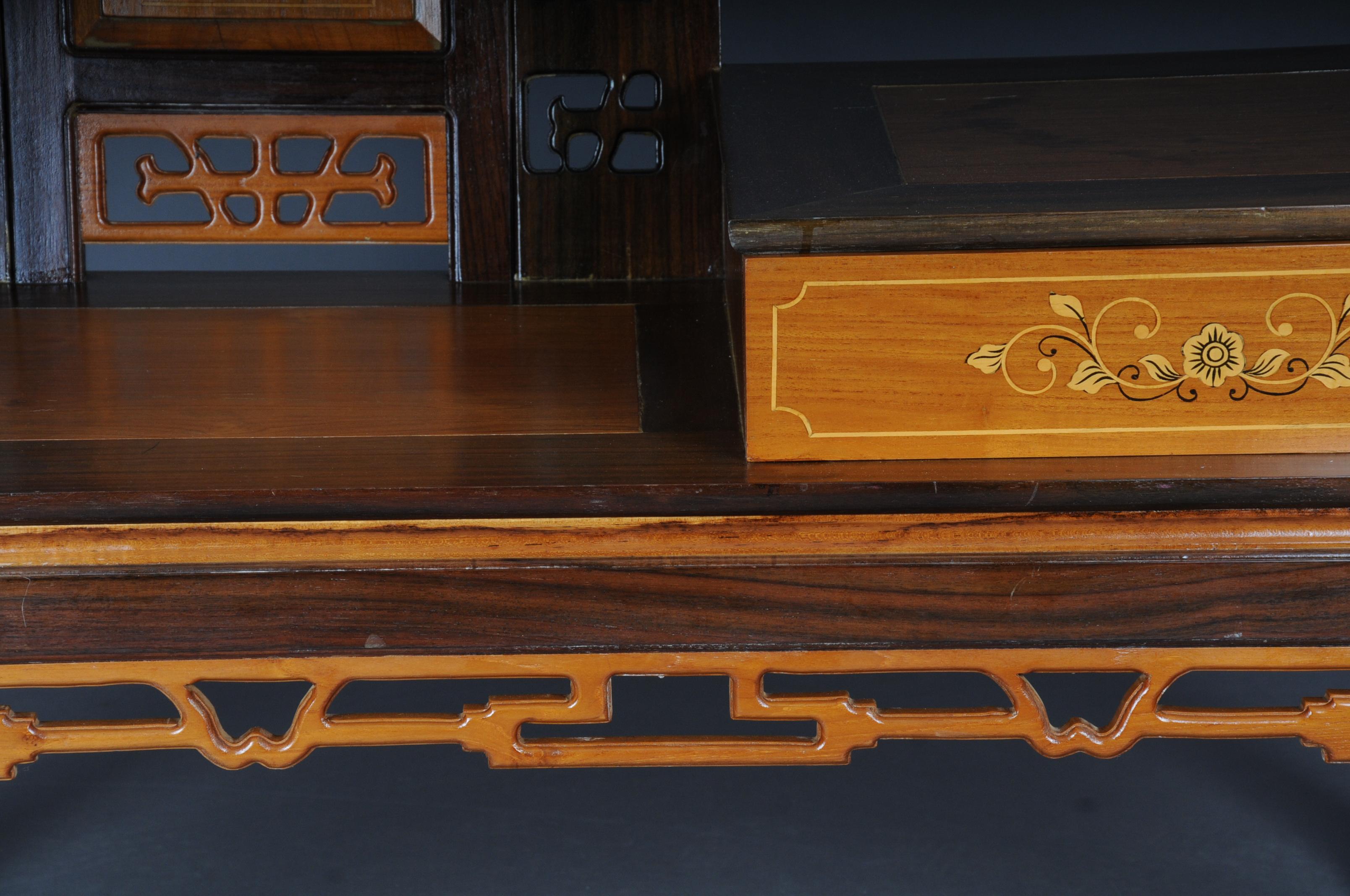 Beautiful Asian bench / telephone bench, China, 20th century

Tropical solid wood. With marquetry work and a drawer. Extremely decorative and classy.

(V-197).