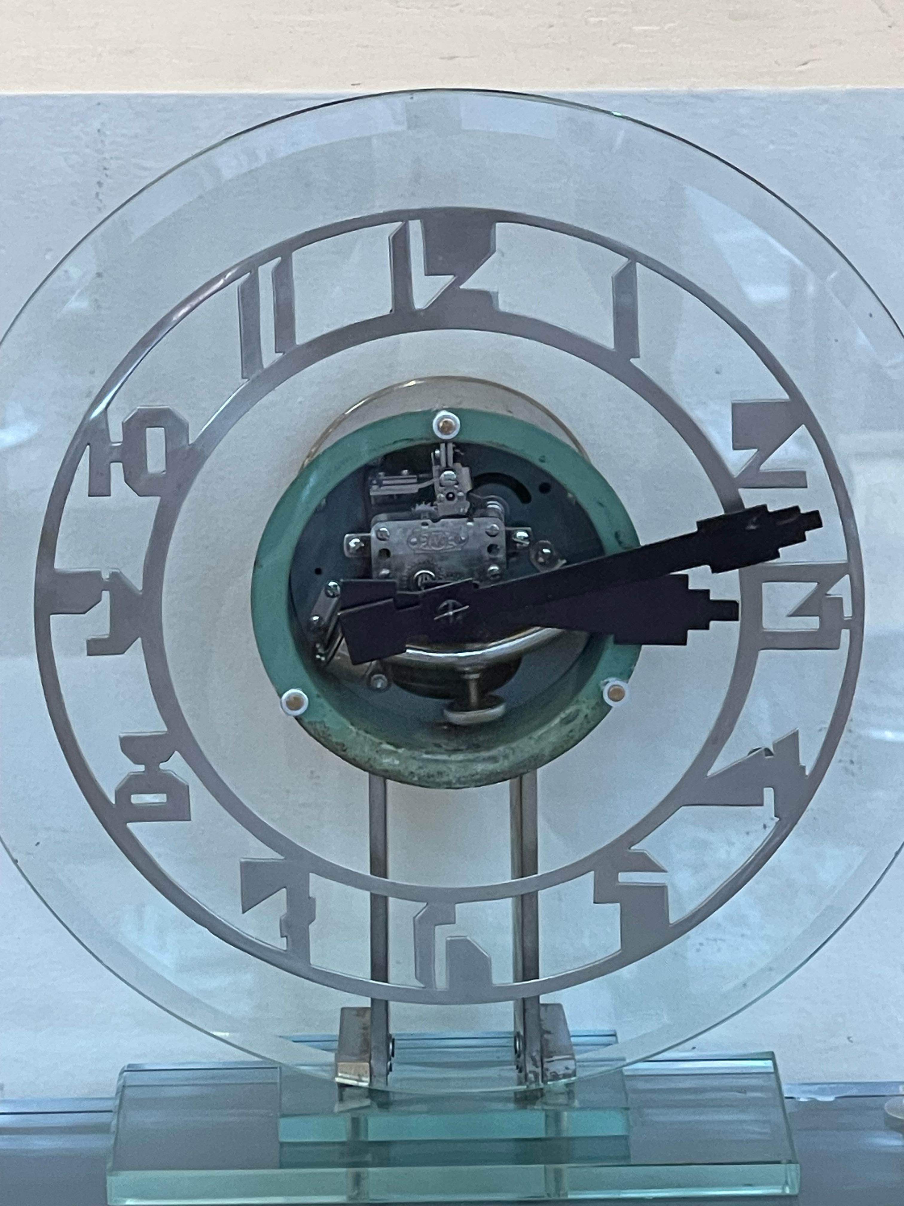 Sculpté Magnifique pendule électrique transparent en verre ATO, Art déco, France, vers 1930 en vente
