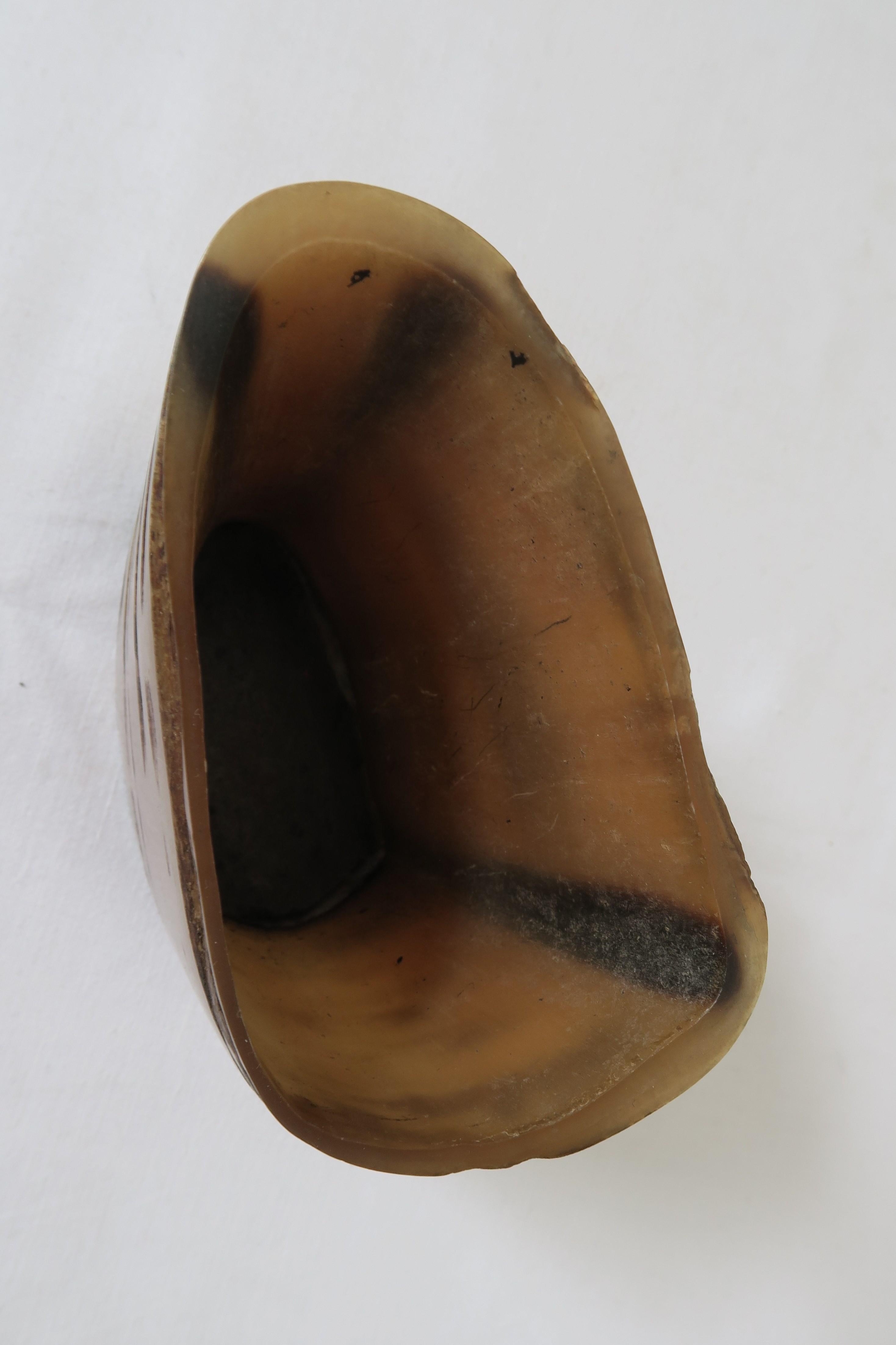 Fatto a mano Bellissimo portamatite Auböck di metà secolo realizzato in corno in vendita