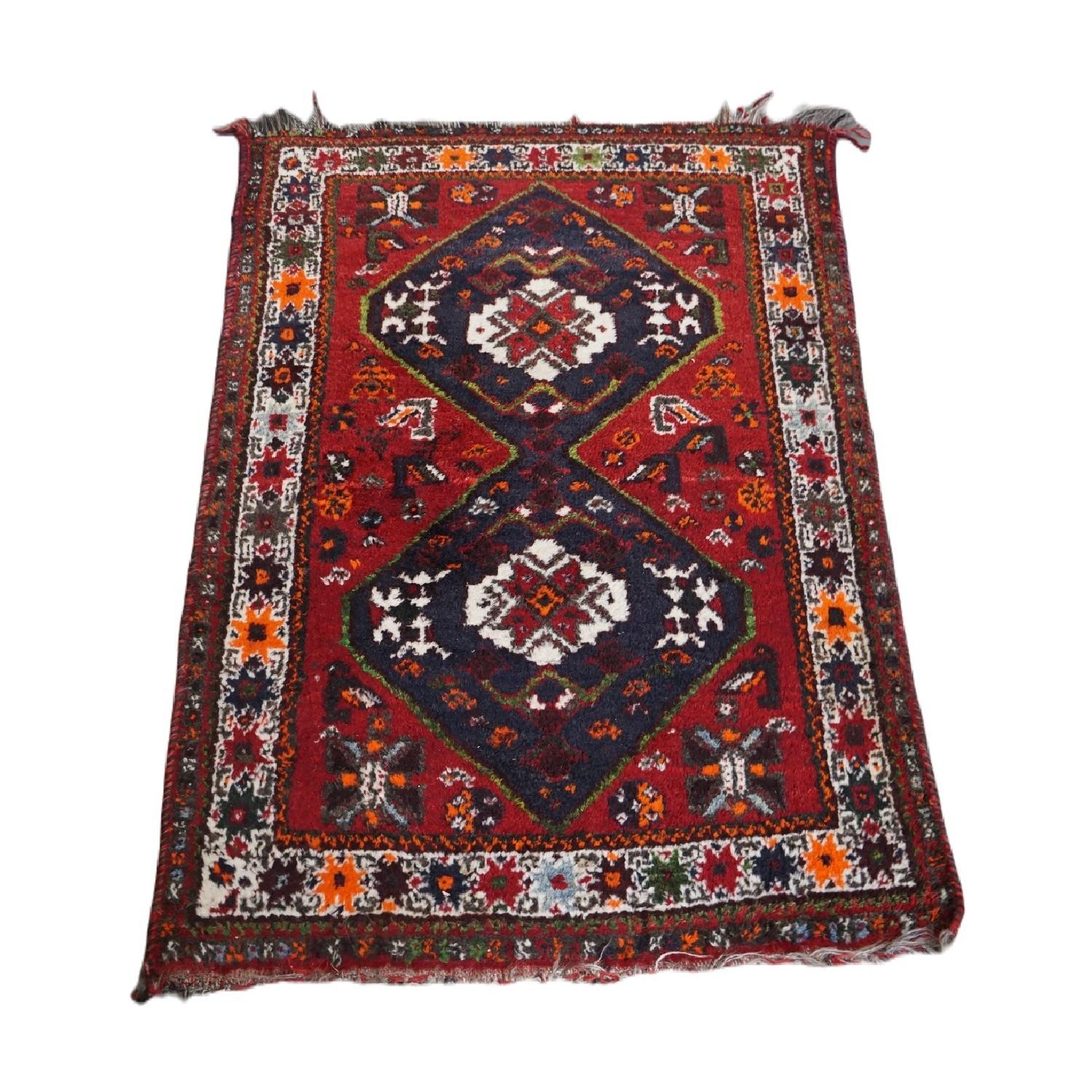 Offert ce magnifique tapis d'orient authentique et coloré avec 2 motifs de diamants 130x90cm.

Faites briller votre intérieur avec ce magnifique tapis. Il a de belles couleurs et de beaux détails. Ces types de tapis ne sont pas seulement appréciés