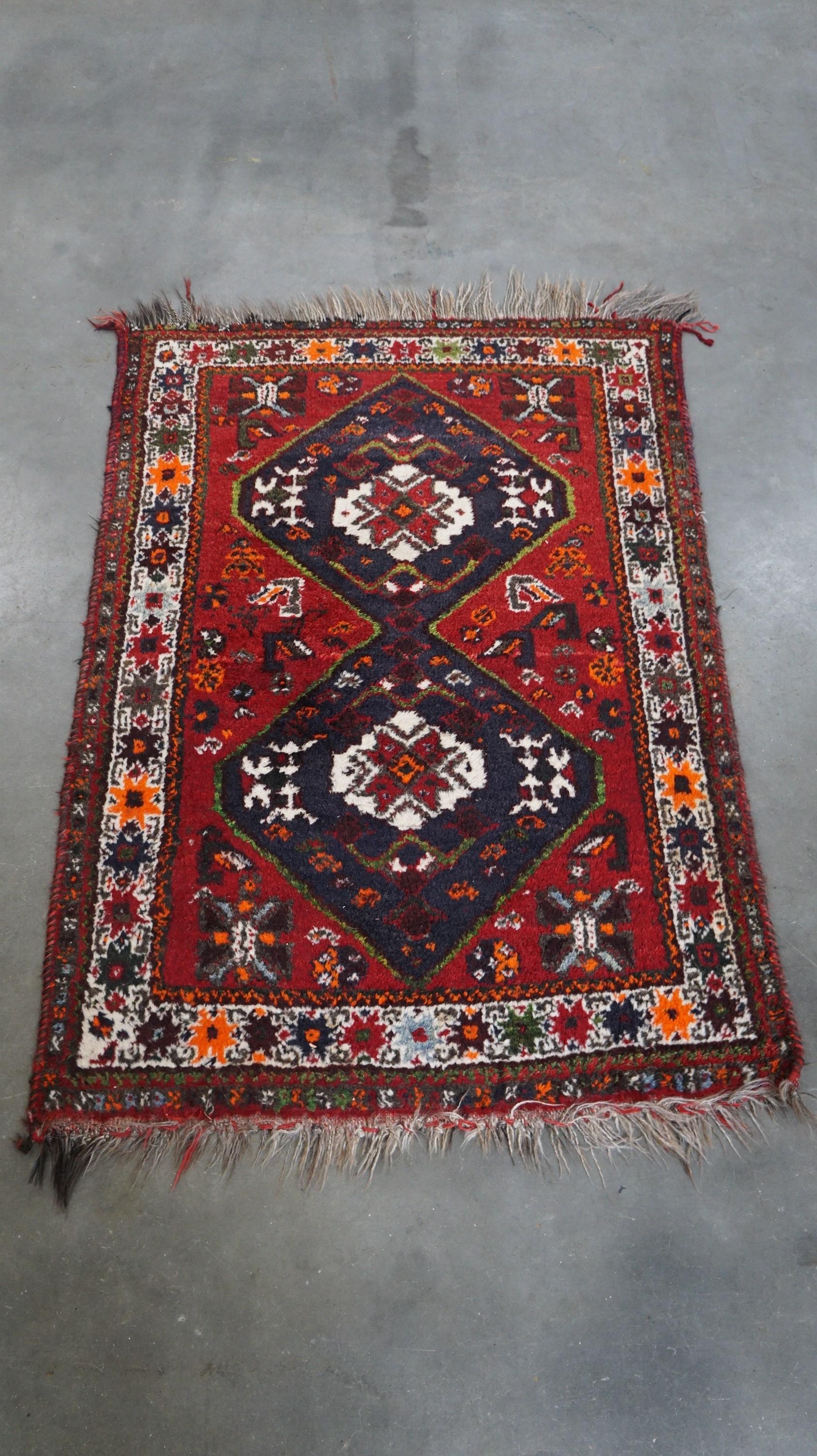 Tissé à la main Magnifique tapis d'Orient authentique et coloré avec 2 motifs en diamants 130x90cm en vente