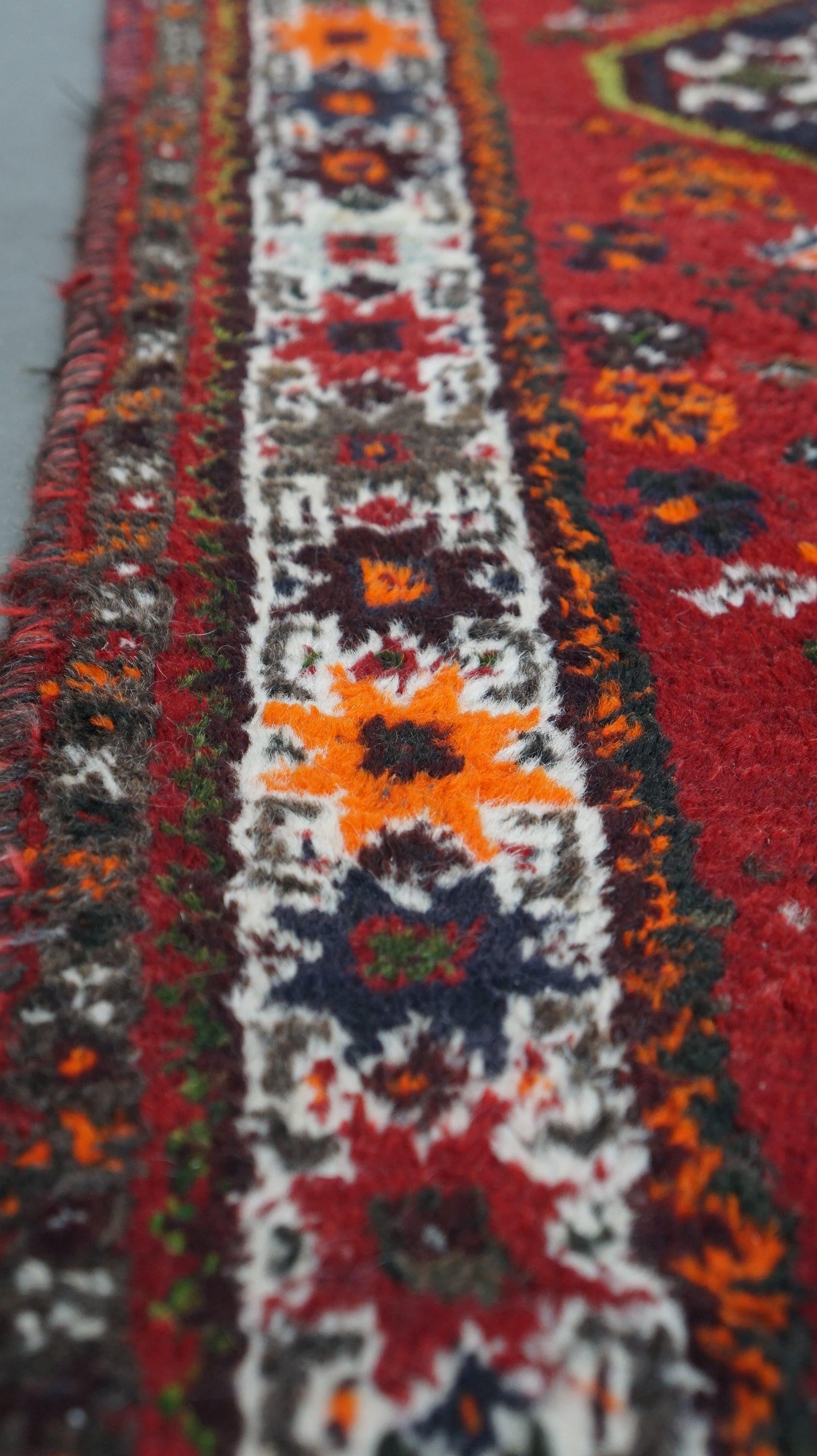 20ième siècle Magnifique tapis d'Orient authentique et coloré avec 2 motifs en diamants 130x90cm en vente