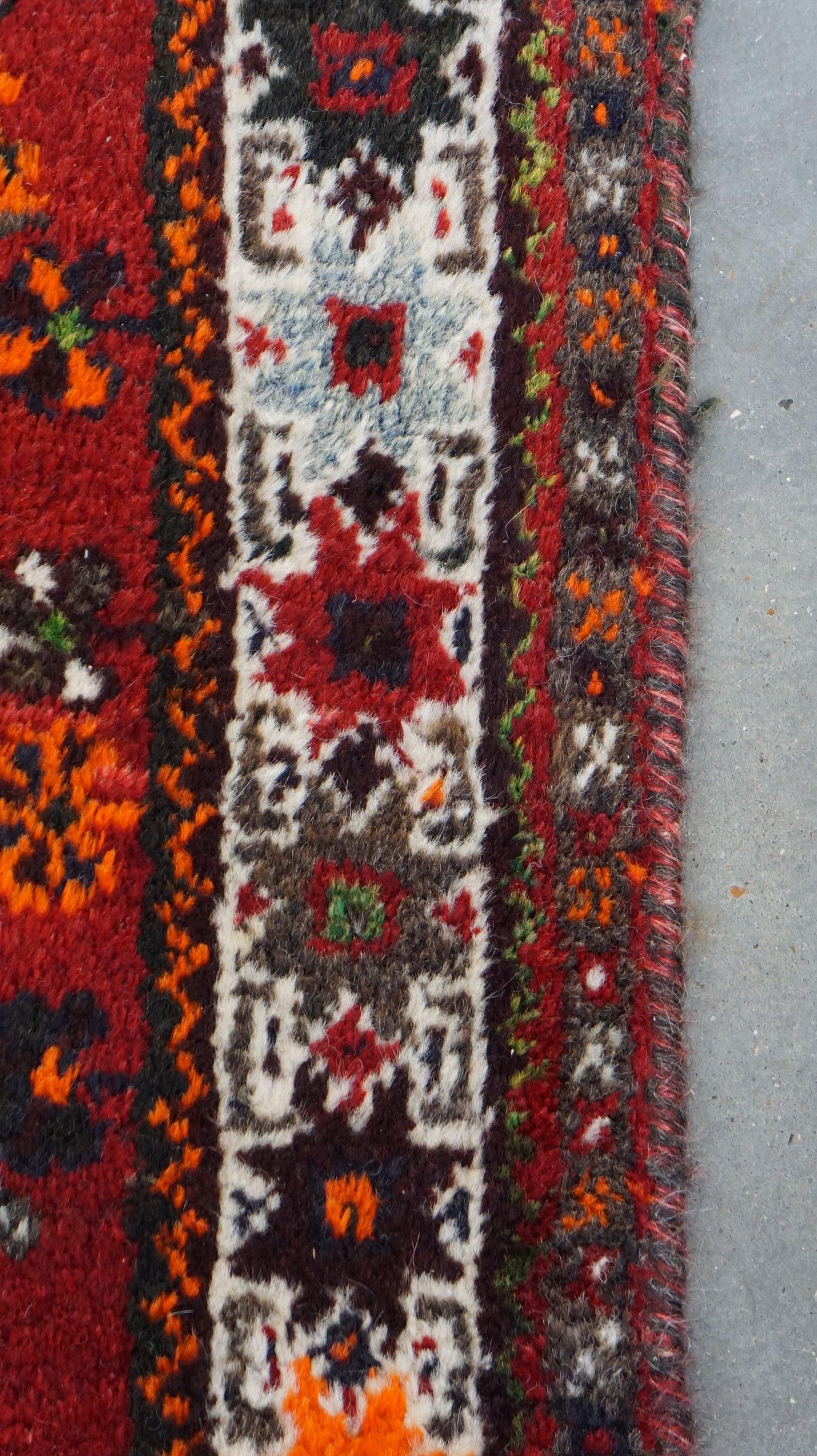 Magnifique tapis d'Orient authentique et coloré avec 2 motifs en diamants 130x90cm en vente 1