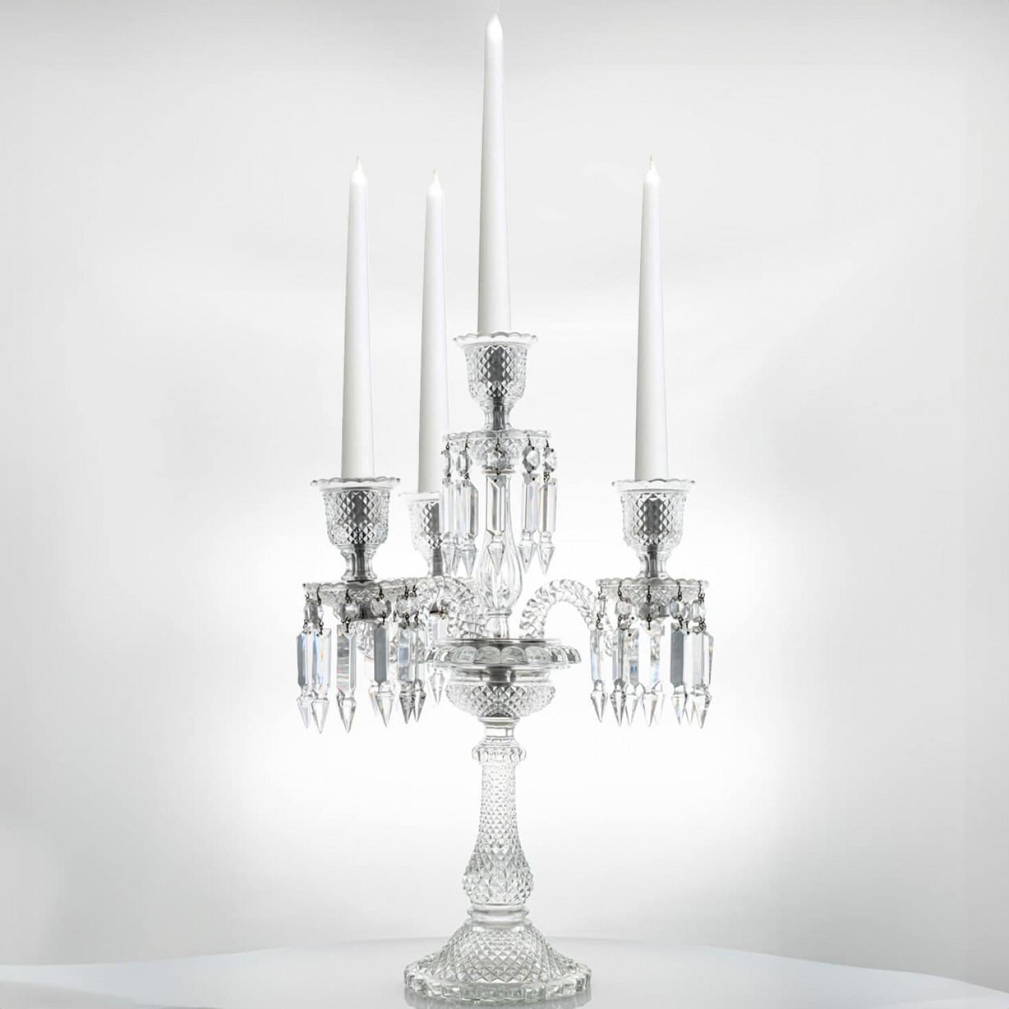 Un capolavoro di cristallo dalle splendide proporzioni, questo portacandele cristallizza lo straordinario know-how degli artigiani Baccarat. I diversi tagli del cristallo producono un effetto visivo magico.

Il candelabro a quattro luci, con tre