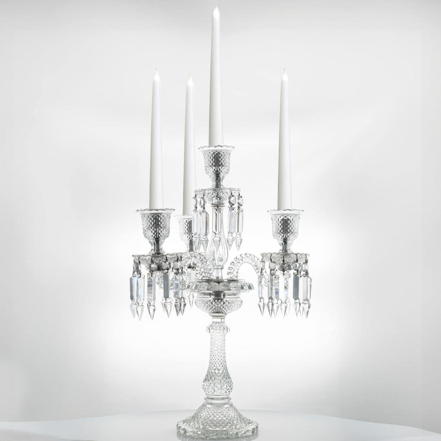 Obra maestra de cristal de bellas proporciones, este portavelas cristaliza el extraordinario saber hacer de los artesanos de Baccarat. Los diferentes cortes del cristal producen un efecto visual mágico.

Candelabro de cuatro luces, con tres brazos y
