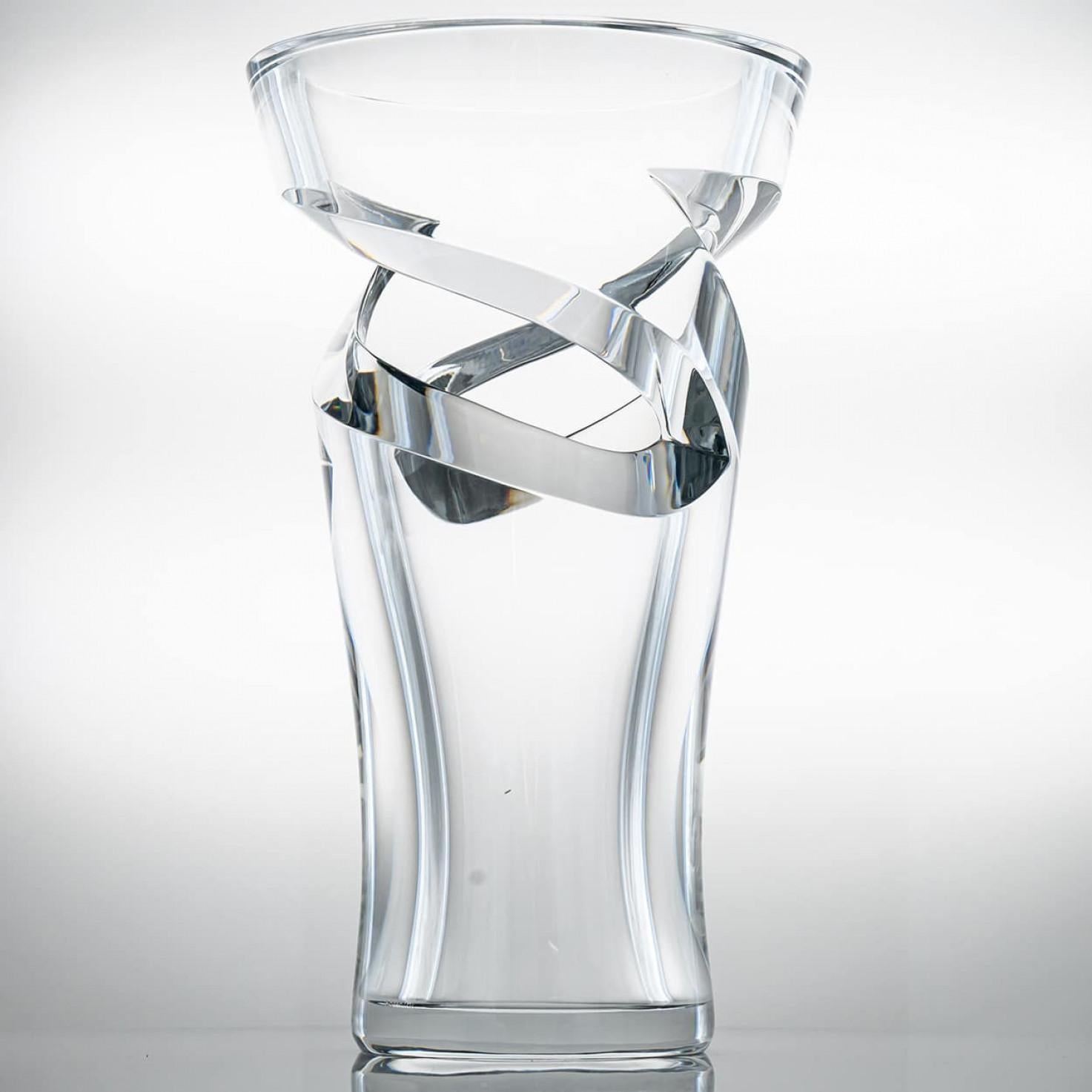 Un capolavoro di cristallo pesante dalle splendide proporzioni, questo vaso cristallizza lo straordinario know-how degli artigiani Baccarat. I diversi tagli del vaso danno la forma di un tornado e producono un effetto visivo magico.

Baccarat è una