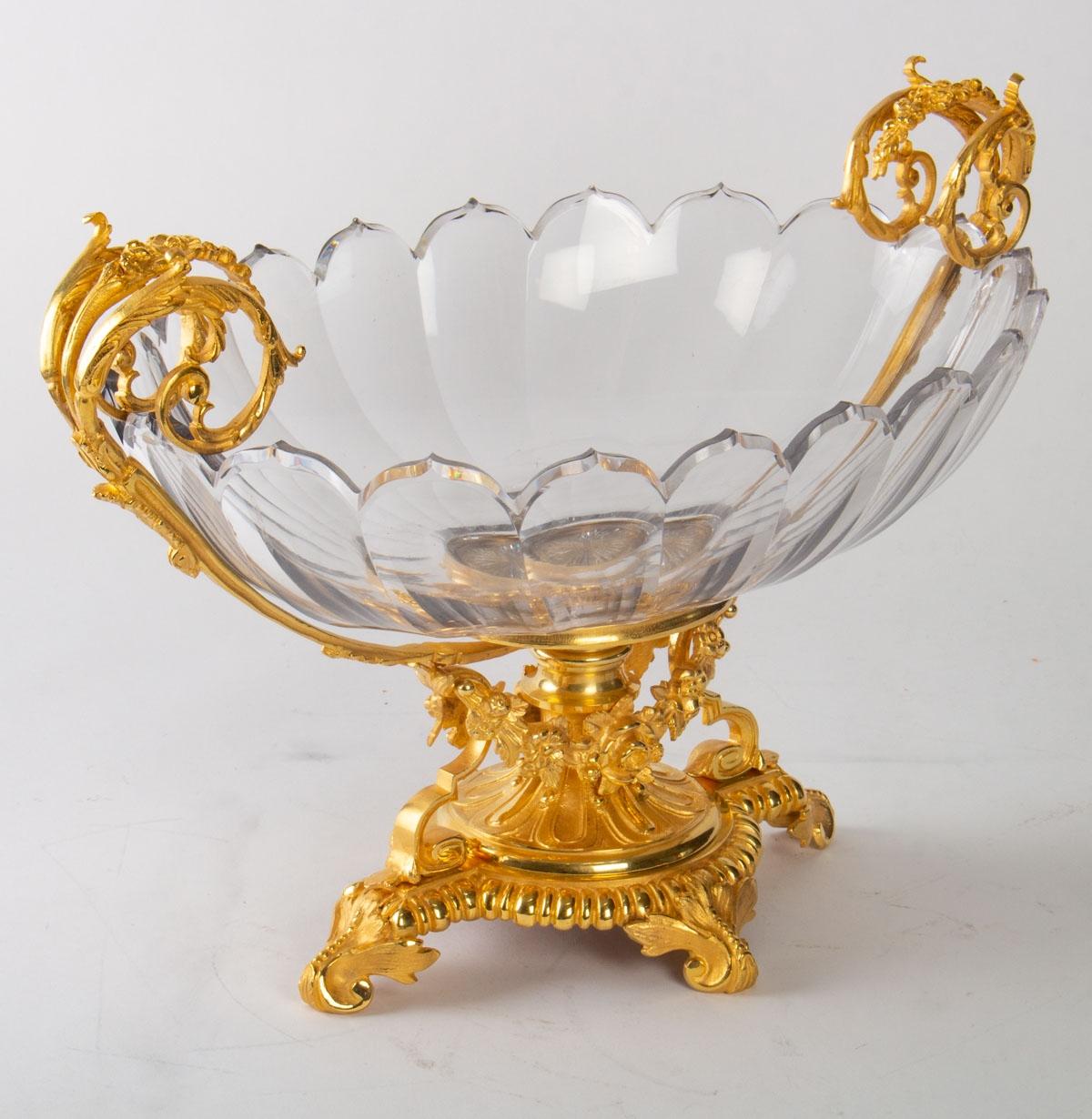 Beautiful Baccarat crystal bowl set in gilt bronze and chiselled with garlands of flowers, 19th century, Napoleon III.
Measures: H 30cm, W 46cm, D 28cm.