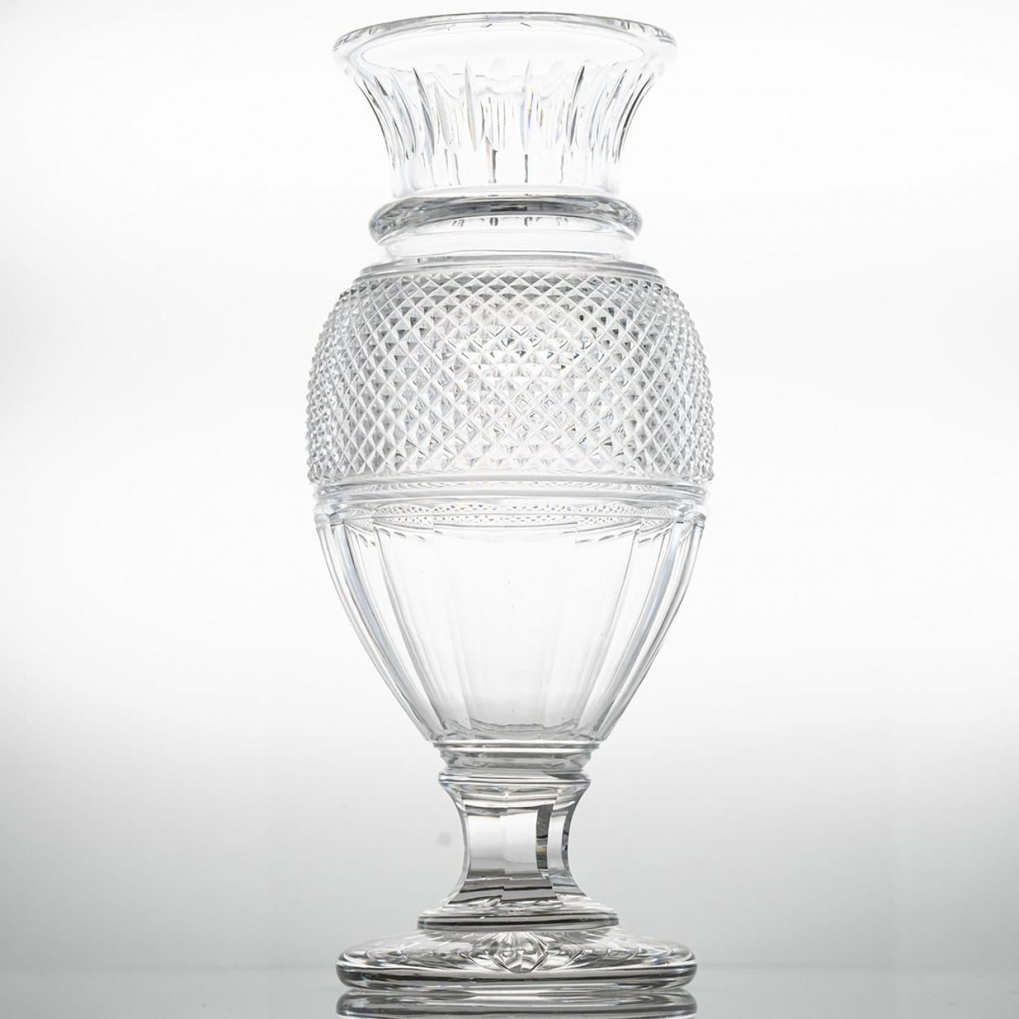 Un capolavoro di cristallo dalle proporzioni meravigliose, questo vaso cristallizza lo straordinario know-how degli artigiani Baccarat. I diversi tagli del vaso producono un magico effetto visivo.

Baccarat è una casa di lusso francese e produttrice