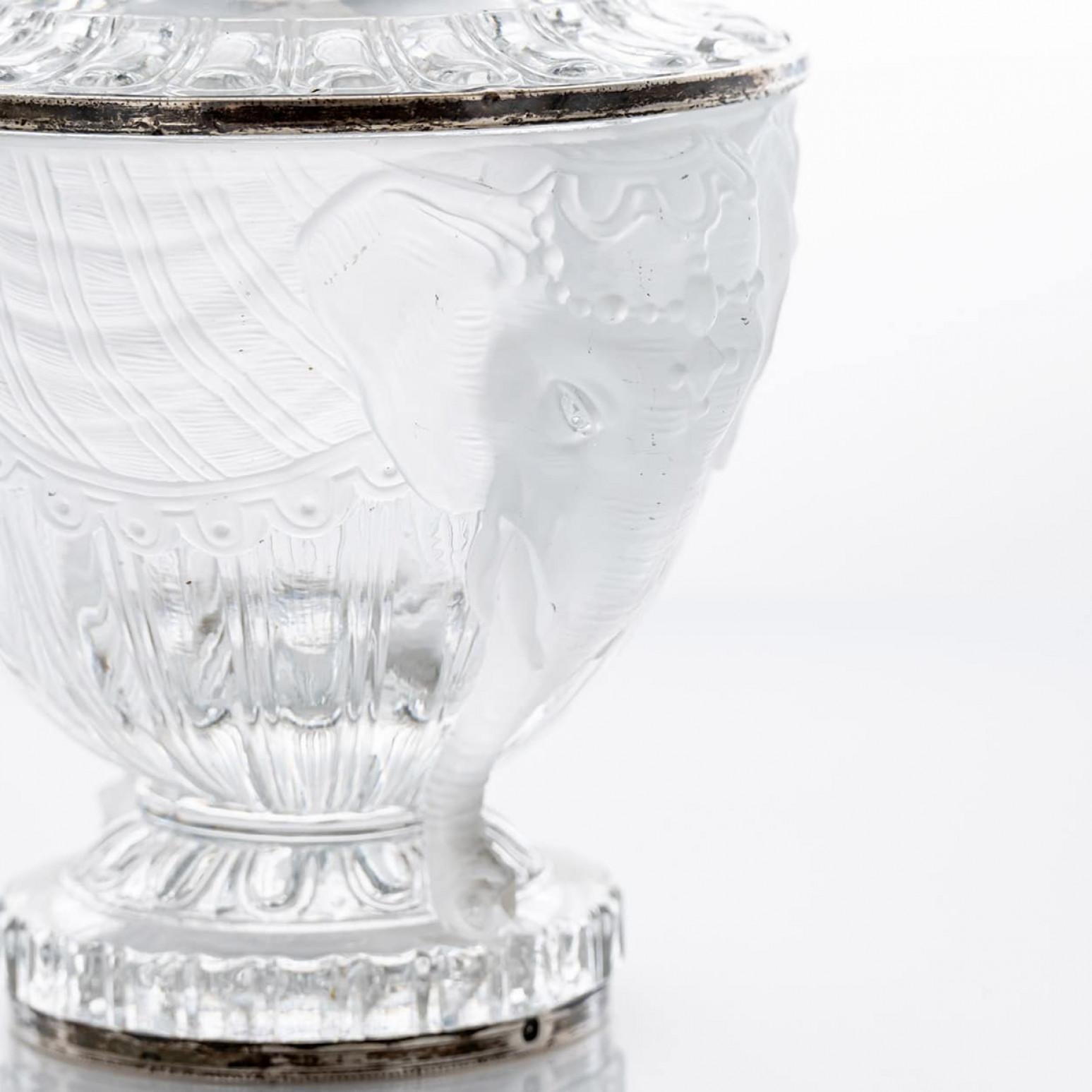 Fatto a mano Bellissimo piatto Baccarat Elephant in cristallo trasparente, Francia in vendita